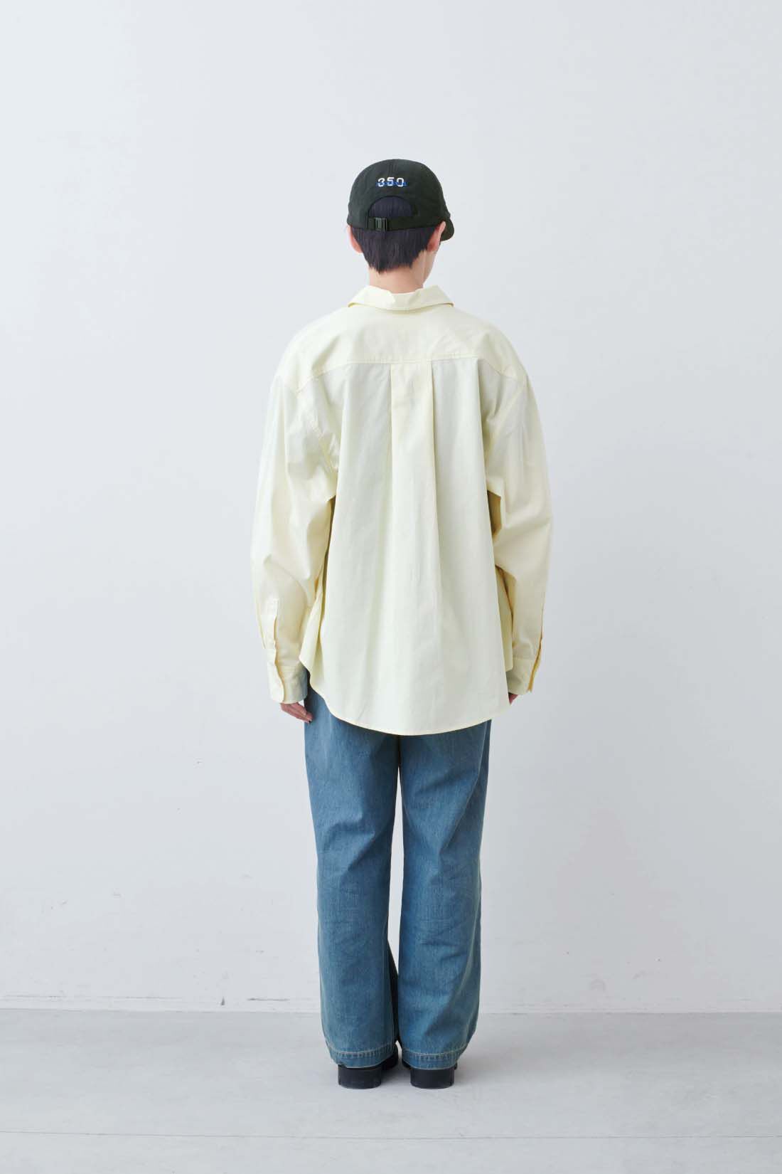 THREE FIFTY STANDARD|小谷 実由さんと作った こだわりの薄黄色シャツとライトデニムのタックワイドパンツとアウトドアキャップ〈ブラック〉のコーディネート