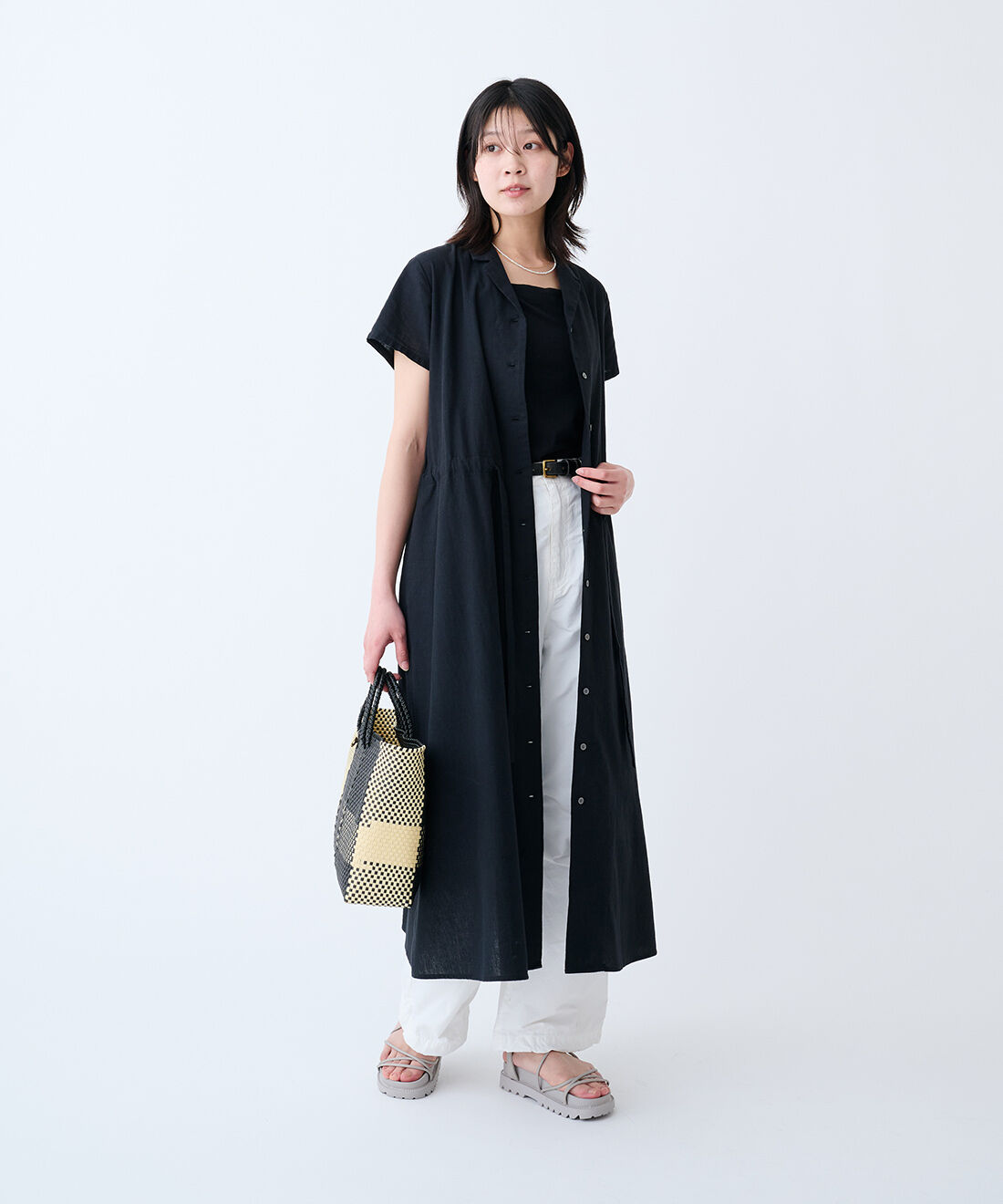 THREE FIFTY STANDARD|コットンリネンのシャツワンピース〈ブラック〉と接触冷感生地 カーゴパンツ〈オフホワイト〉のコーディネート