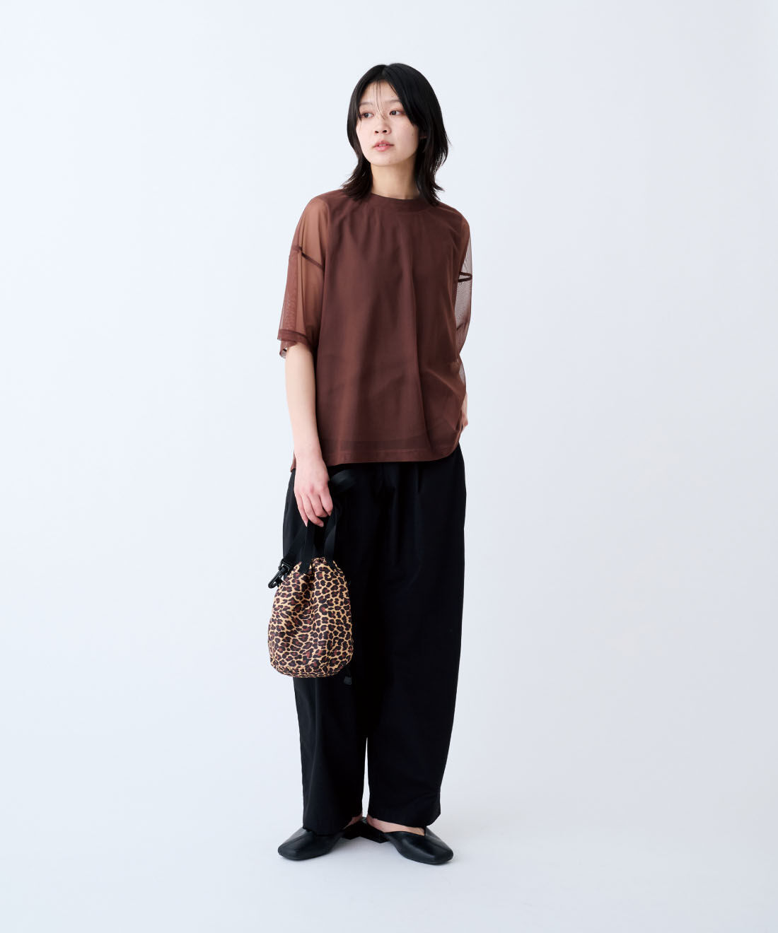 THREE FIFTY STANDARD|THREE FIFTY STANDARD　接触冷感生地のタックテーパードパンツ〈ブラック〉|モデル身長：163cm　着用サイズ：M