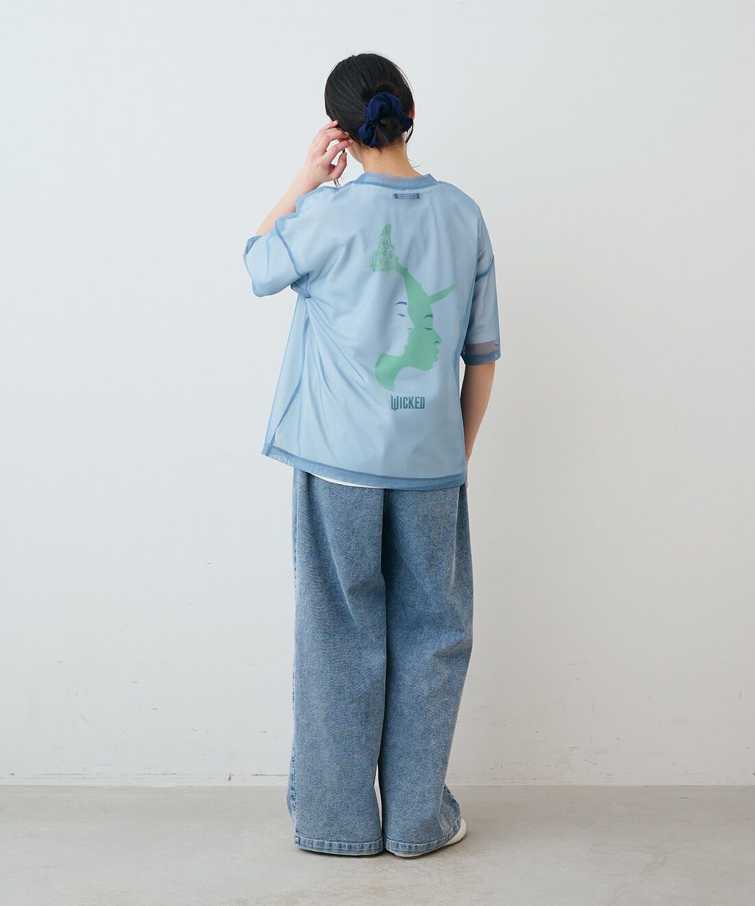 THREE FIFTY STANDARD|WICKED 半袖プリントTシャツ〈ホワイト〉とケミカルウオッシュ加工のデニムパンツ　のコーディネート