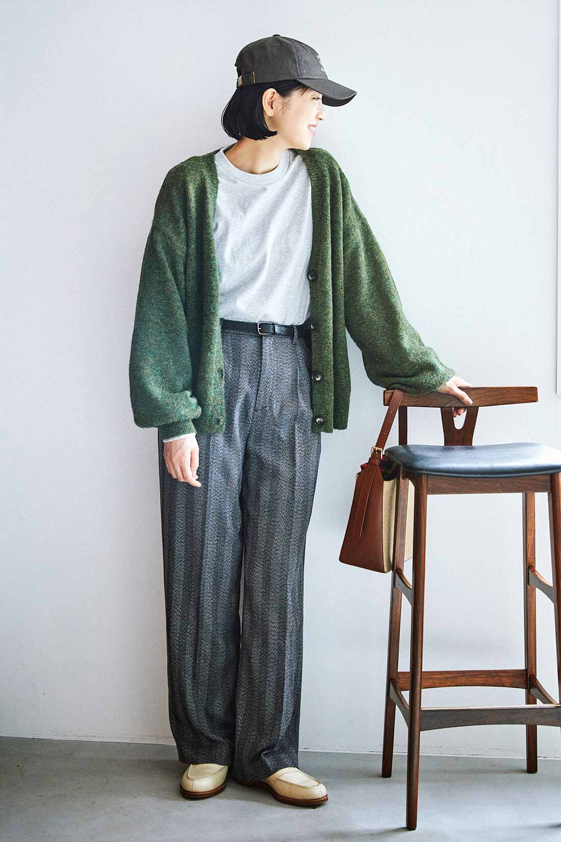 THREE FIFTY STANDARD|ウール混 Vネックカーディガン〈モスグリーン〉と綿100％ トレーナーみたいなTシャツ〈杢グレー〉とヘリンボーン素材のワイドパンツ〈チャコールグレー〉のコーディネート
