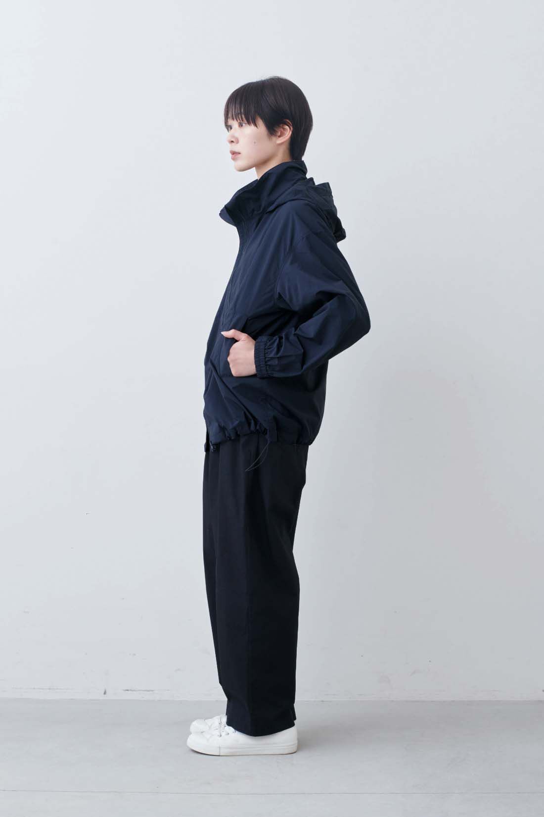 THREE FIFTY STANDARD|こだわりボーダーTシャツの会とラフなシルエットのテーパードパンツ〈ブラック〉のコーディネート