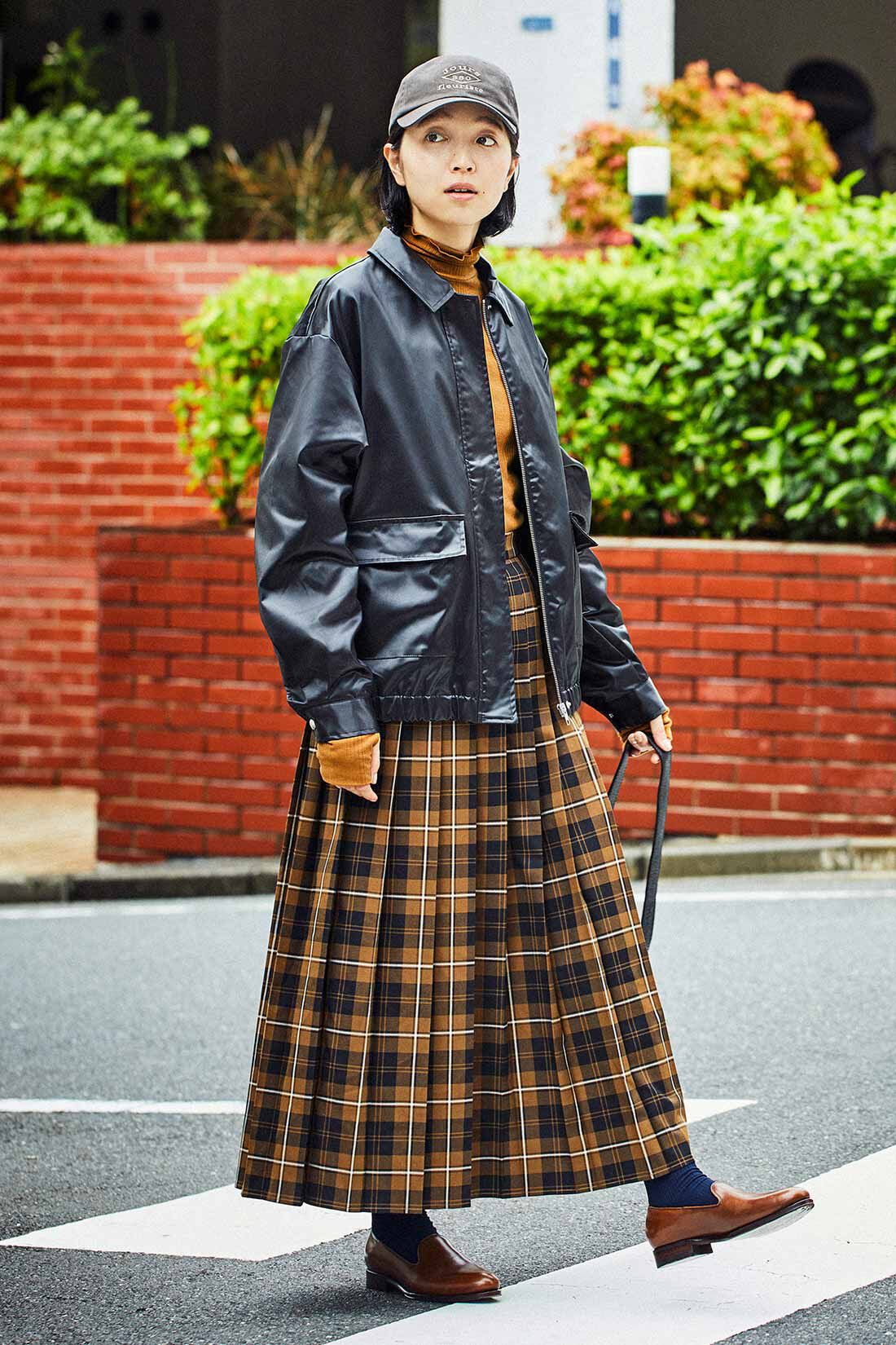 THREE FIFTY STANDARD|ヴィンテージライクなレザー見えブルゾン〈ブラック〉とPeter MacArthur チェックのプリーツスカート〈ブラウン〉と刺しゅう スーベニアキャップ〈チャコールブラウン〉のコーディネート