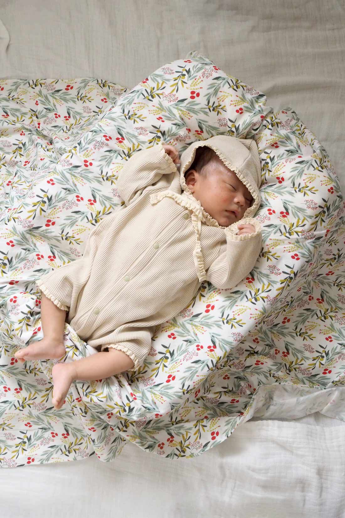 フェリシモMama|タムロアヤノ&times;Moredde　はだごこちのいいコットンガーゼのおくるみ〈セージと赤いオリーブ〉