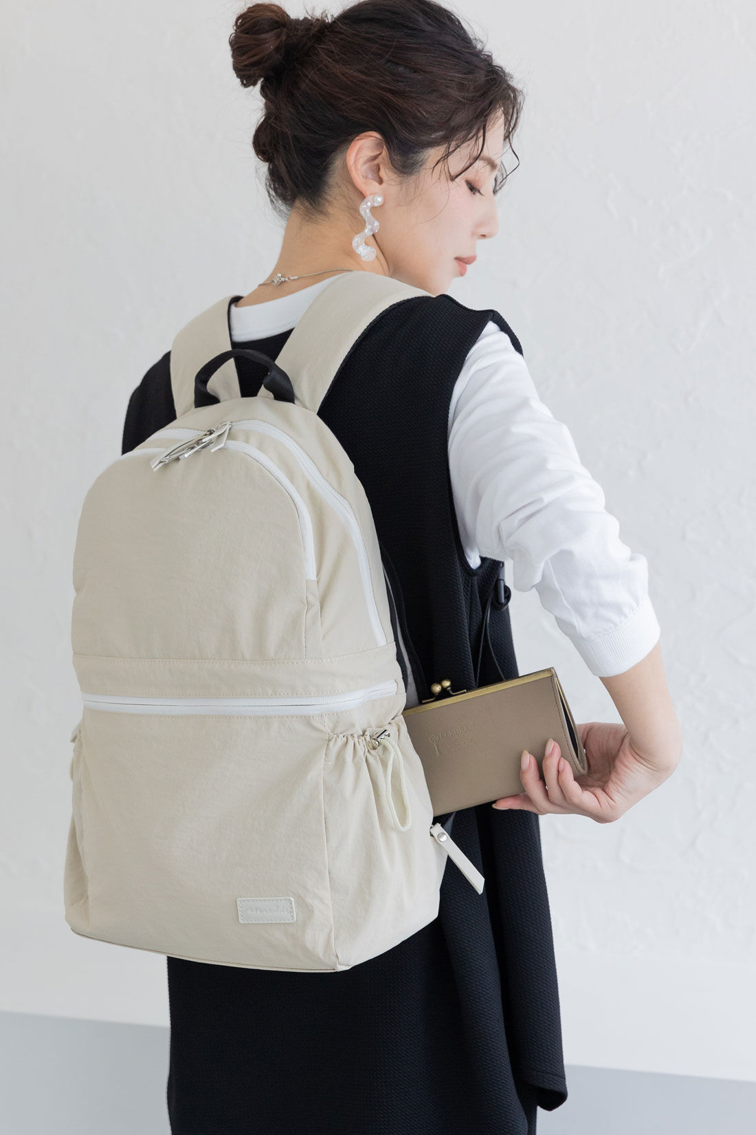 フェリシモMama|Moredde　二層で荷物が分けられるのが便利なマザーズリュック〈アイボリー〉|背面ポケットはリュックを下ろさずに中身が取りだせます