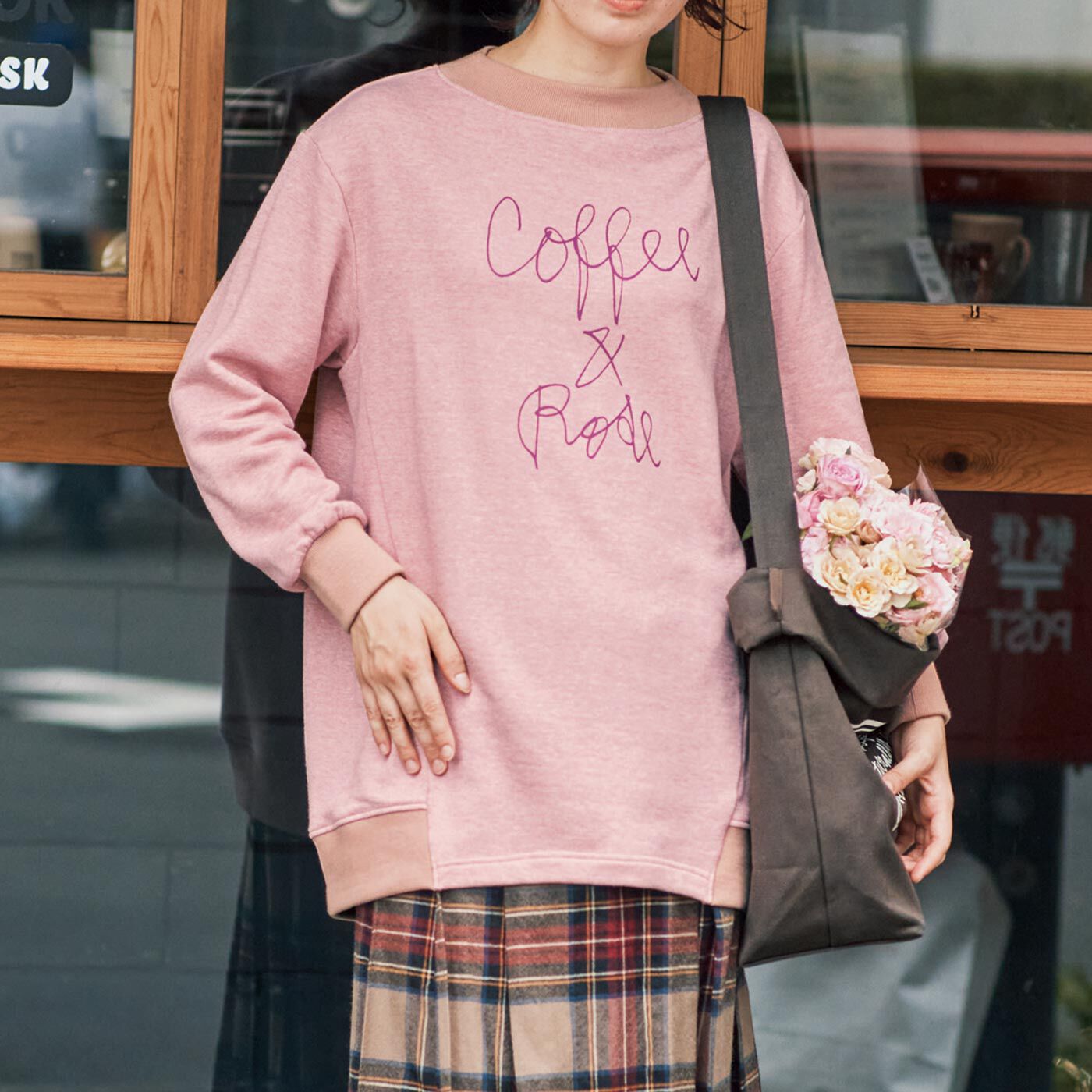frauglatt|フラウグラット&times;FOOD TEXTILE【福田里香さんコラボ】　ビッグシルエットトレーナー　〈ローズの花びら染め〉|福田 里香さんの手書き文字で、フロントには架空の店名「Coffee&Rose」をプリント。