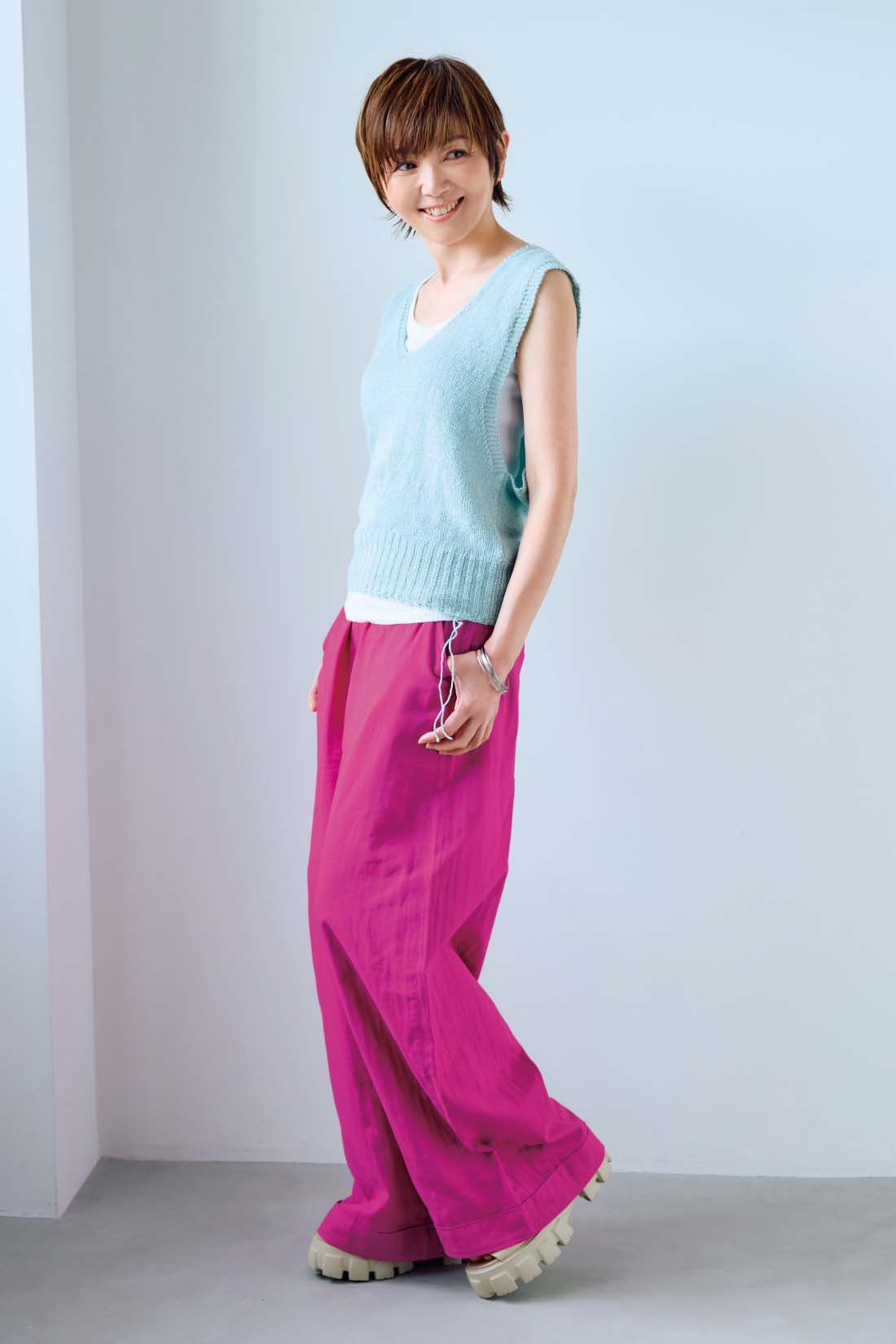 frauglatt|大人の女史会&times;frauglatt　ほどよい抜け感で自信をまとう 美脚見えダブルガーゼパンツ|〈マチュアローズ〉幅広の折り返し風の切り替えが、足もとにさりげないボリュームをプラスして、落ち感のあるシルエットに。