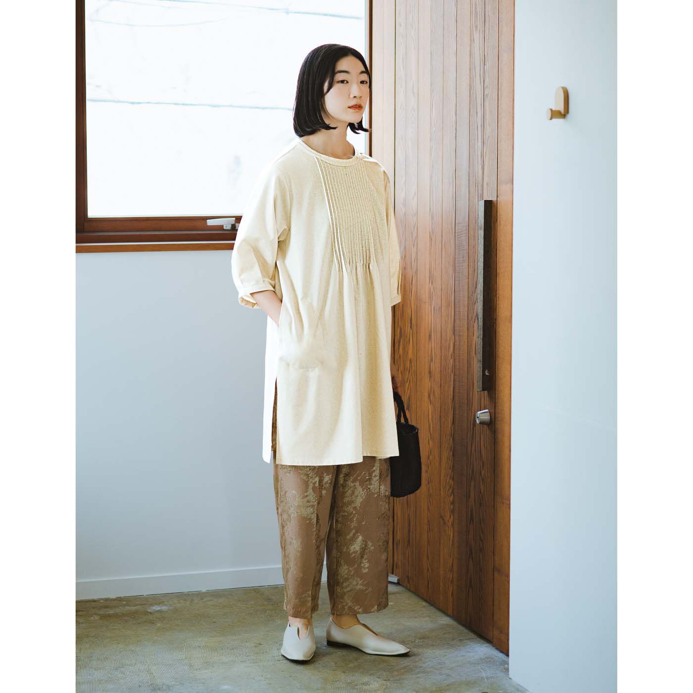 el:ment|el:ment　伝統をまとう ピンタック入りですっきり見え 綿麻混モダン割烹着チュニックの会|両脇に入れた深めのスリットで動きやすく。