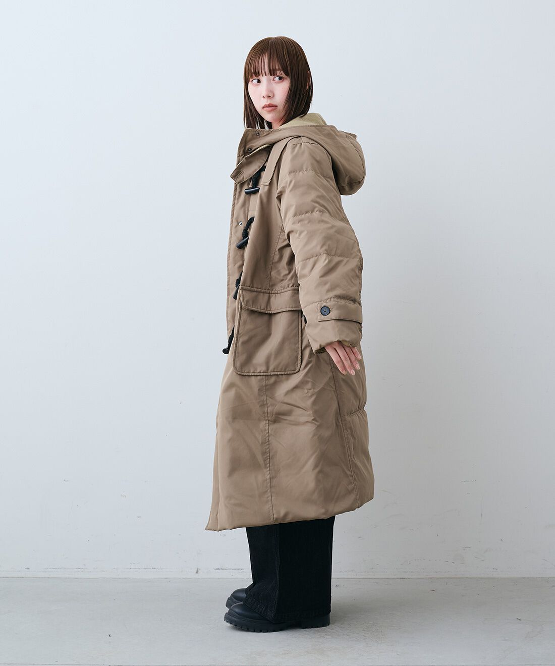 Live in  comfort|くぼっち★ 撥水 ロング ダッフル ダウン コート カフェオレベージュ ブラウン 茶色と石上美津江 大人 こなれ サロペット ブラック デニム 黒のコーディネート