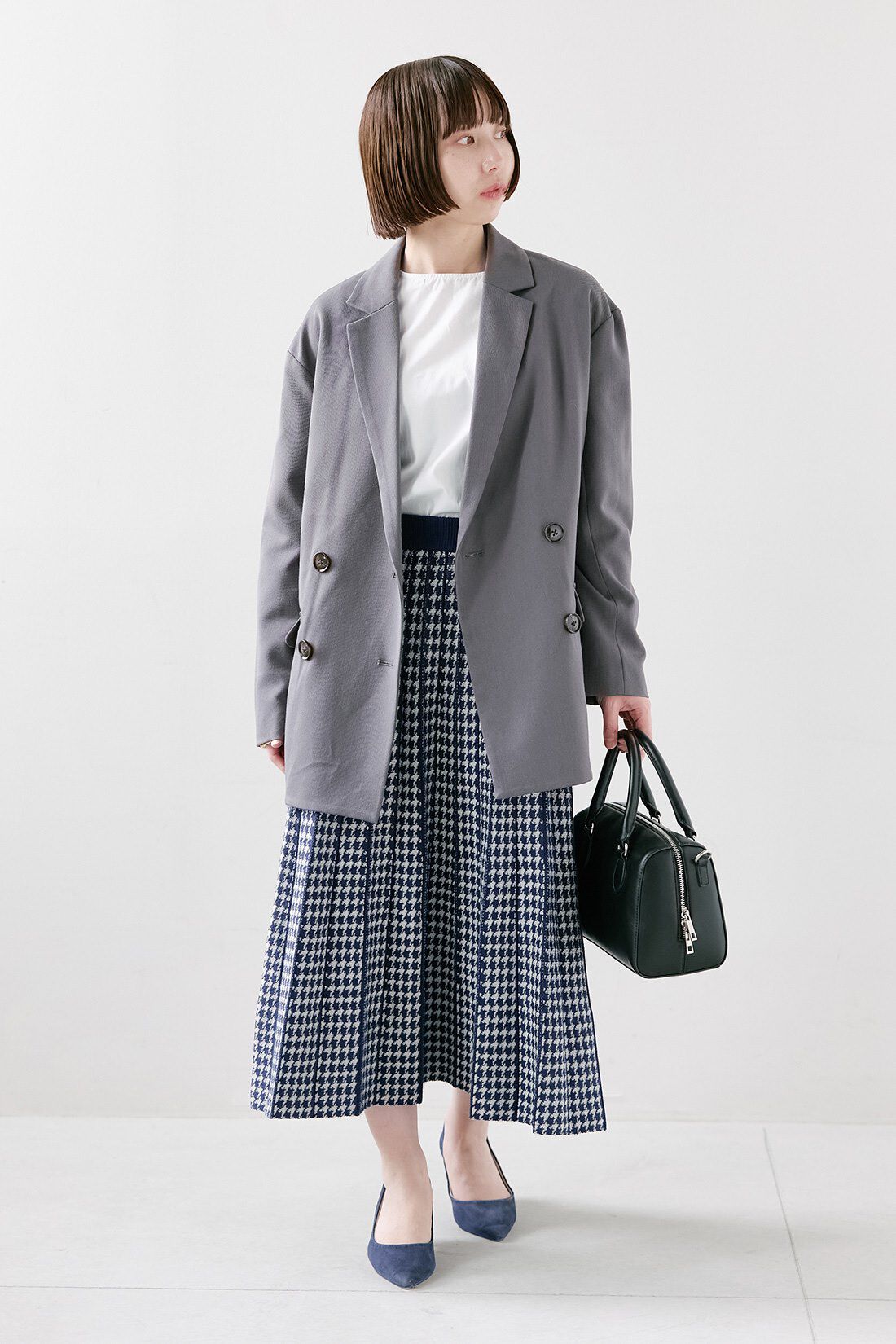 IEDIT|小森美穂子さんコラボ ゆるシルエット こなれ見え ジャケット〈チャコールグレー〉とバウンシーニットベスト ボリュームスリーブブラウス きれいめセット〈ブラック&times;ホワイト〉のコーディネート|【着用サイズ】ジャケット：S　トップス：S　スカート：SP