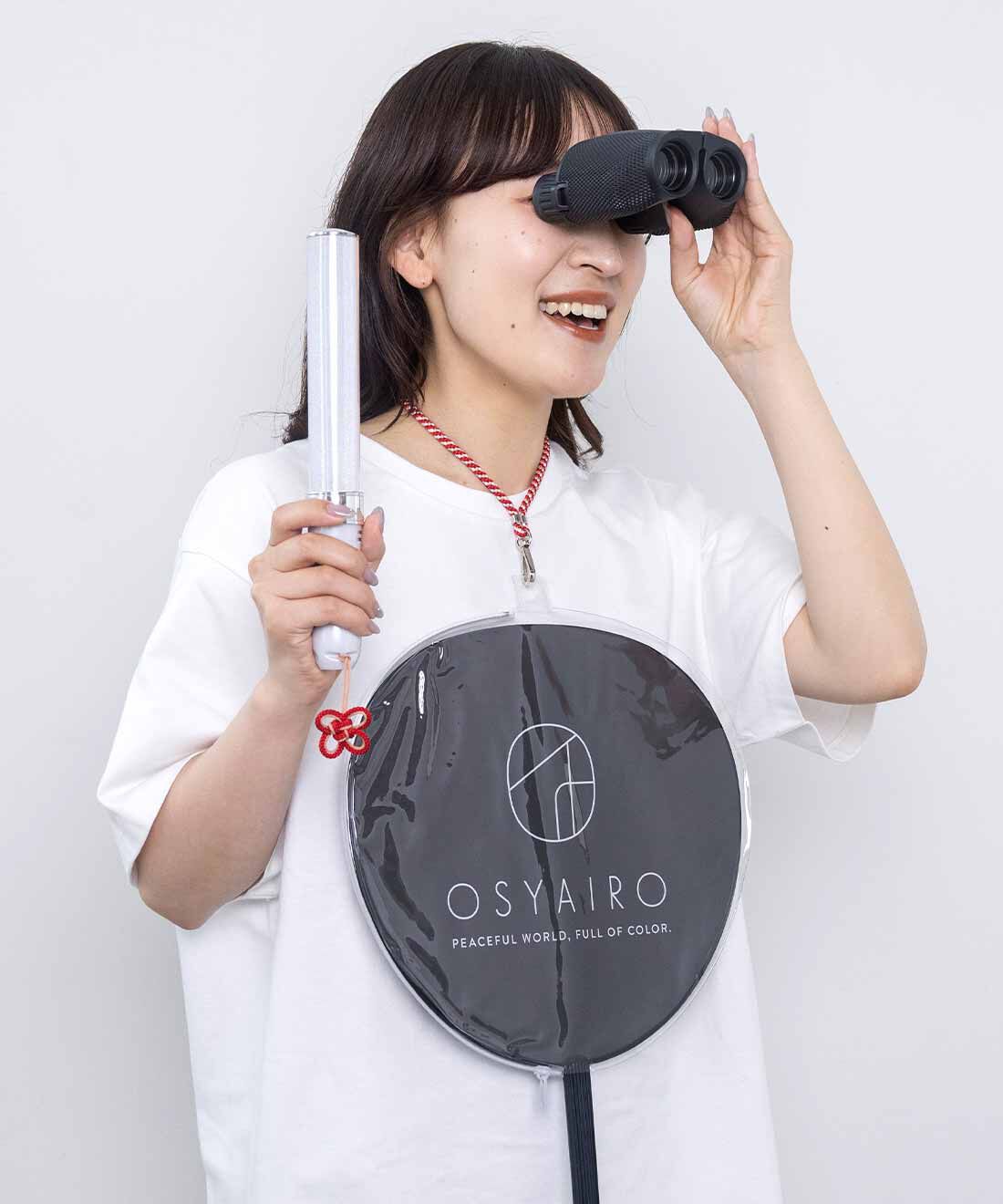 フェリシモギフトショップ|OSYAIRO 叶結びに願いを込める 京くみひもの推し色スマホストラップ〈橙〉|ペンライトに双眼鏡、うちわを持つのに手が足りない！ そんな時は、うちわケースにこのストラップを取り付けて首に掛ければOK。　※写真は〈赤〉です。