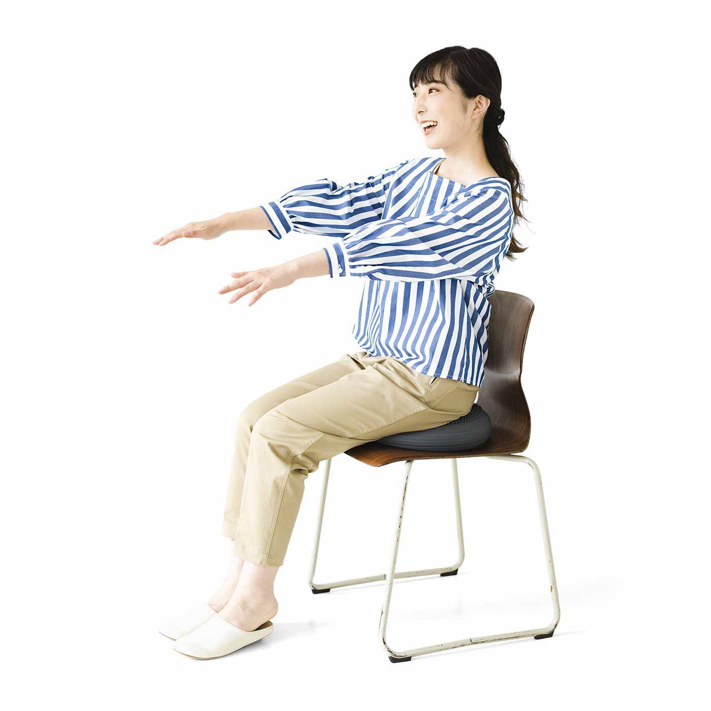 フェリシモギフトショップ|オフィスでもおうちでも 座るだけ簡単エクサ！　タニタのバランスクッション|クッションなのにバランスボールみたい！