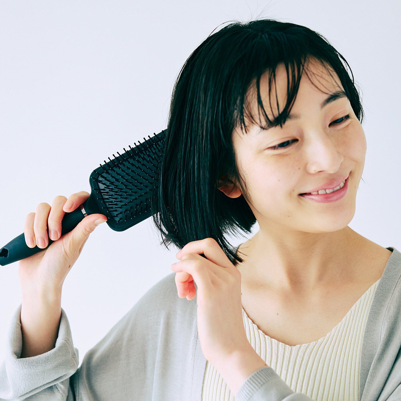 フェリシモギフトショップ|ラミプリュス　珪藻土パッドで水分を吸収　ヘアケア便利なドライヘアブラシ