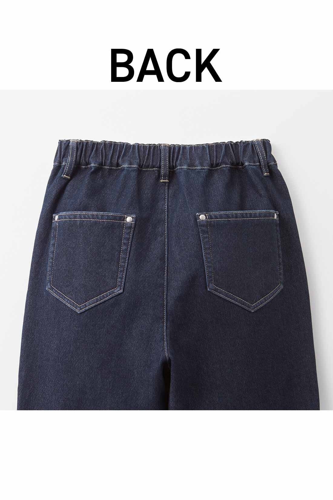 フェリシモギフトショップ|リブ イン コンフォート ぬくぬくでしあわせ ゆったりはける裏ボアワイドパンツ〈ブラック〉|ウエストは後ろだけゴム遣いでらくちん。フロントはボタンもおしゃれな本格仕様。　※お届けするカラーとは異なります。