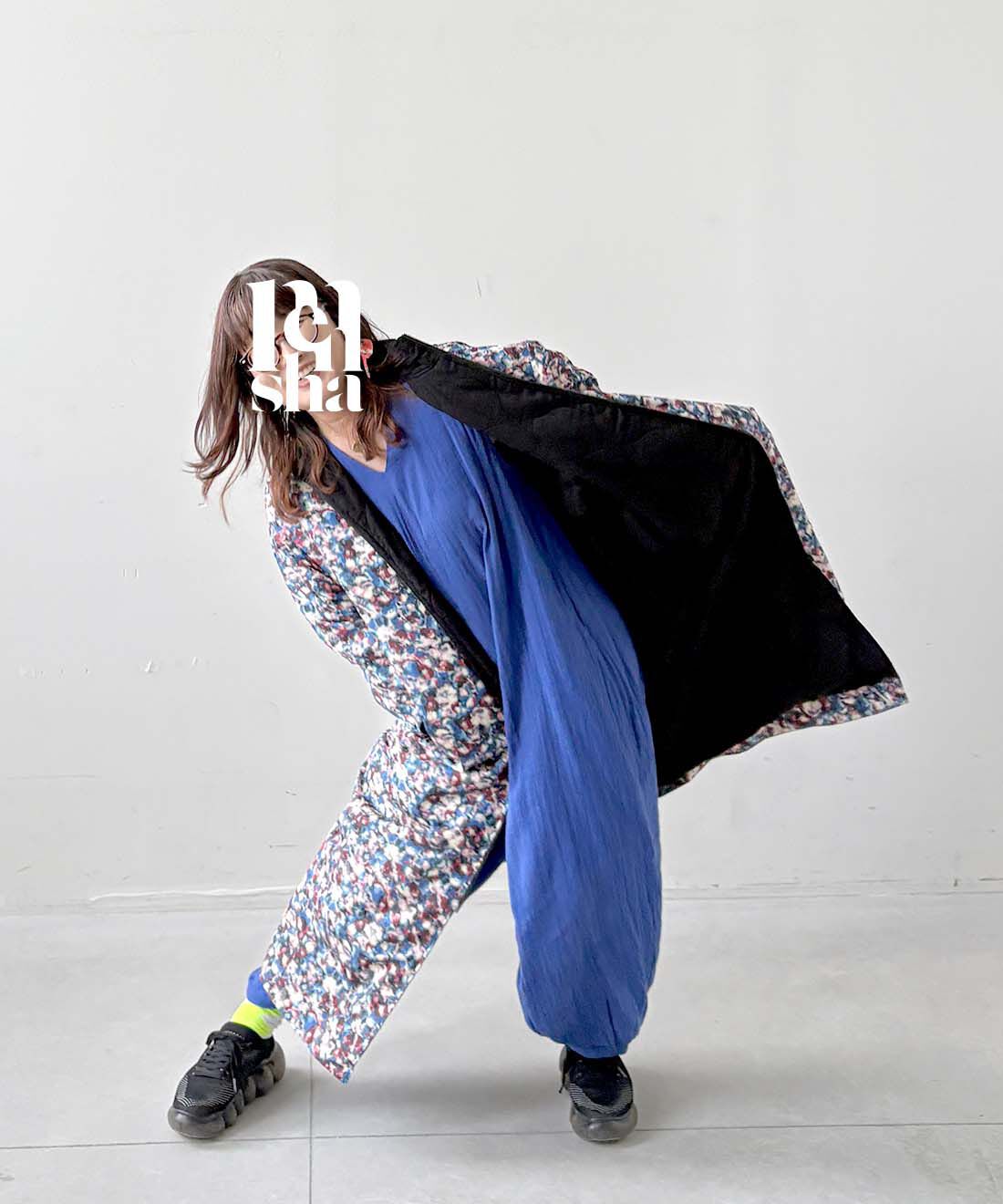 mensha!|(マフラー付き) リバーシブルコート〈花&times;ブラック〉のコーディネート