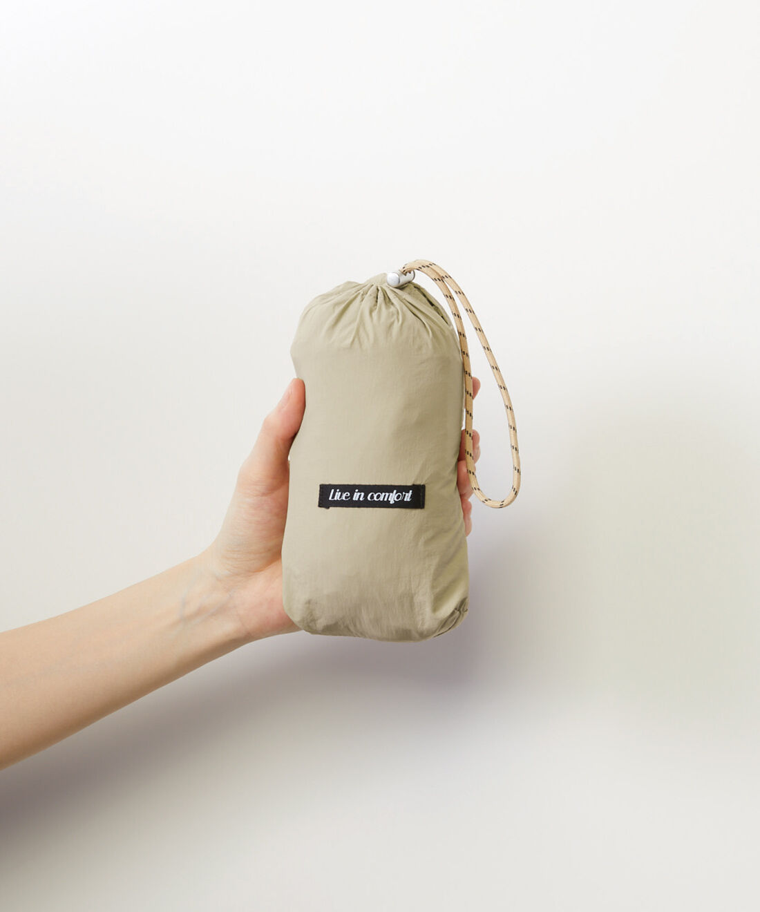 Live in  comfort|リブ イン コンフォート　くぼっち★とコラボ 着ていないみたいな軽やかさ！ すそフレアーが上品な UVカット撥水ブルゾン〈ベージュ〉|共布のきんちゃく付きでポケッタブルに！