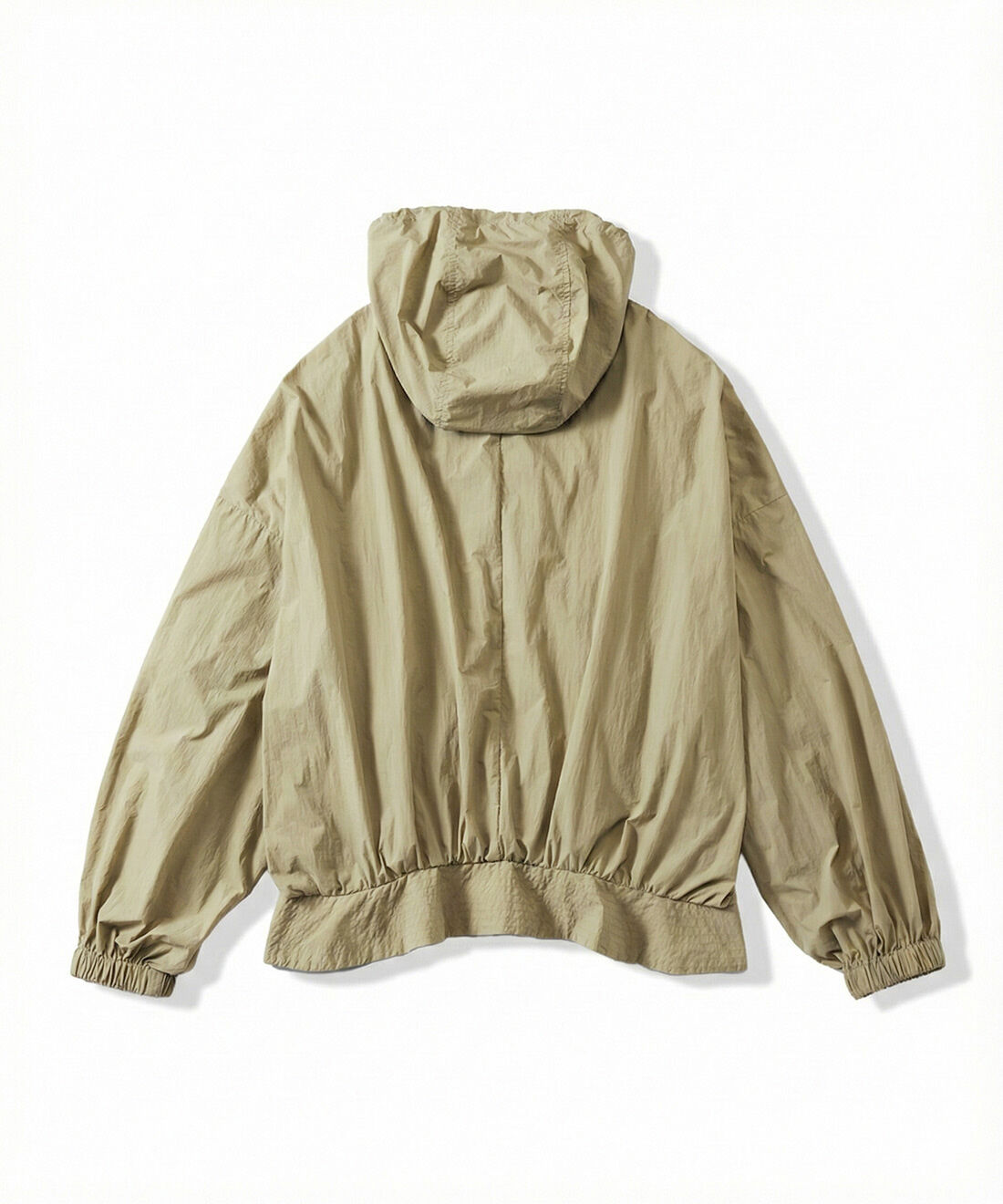 Live in  comfort|リブ イン コンフォート　くぼっち★とコラボ 着ていないみたいな軽やかさ！ すそフレアーが上品な UVカット撥水ブルゾン〈ベージュ〉|〈BACK〉バランスがとりやすいやや短め丈に、すそのフレアーがかわいく腰まわりを目隠し。