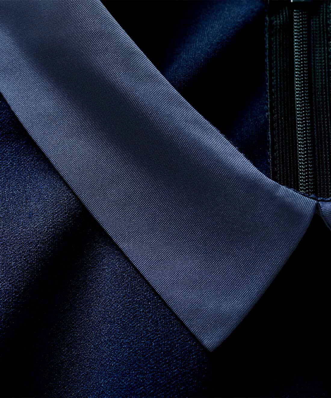 Live in  comfort|リブ イン コンフォート　伸びやかな着心地がやみつきに サテン衿がつやめく上品ワンピース〈ネイビー〉|サテン素材の小ぶりな衿が、知的＆洗練のアクセントをプラス。