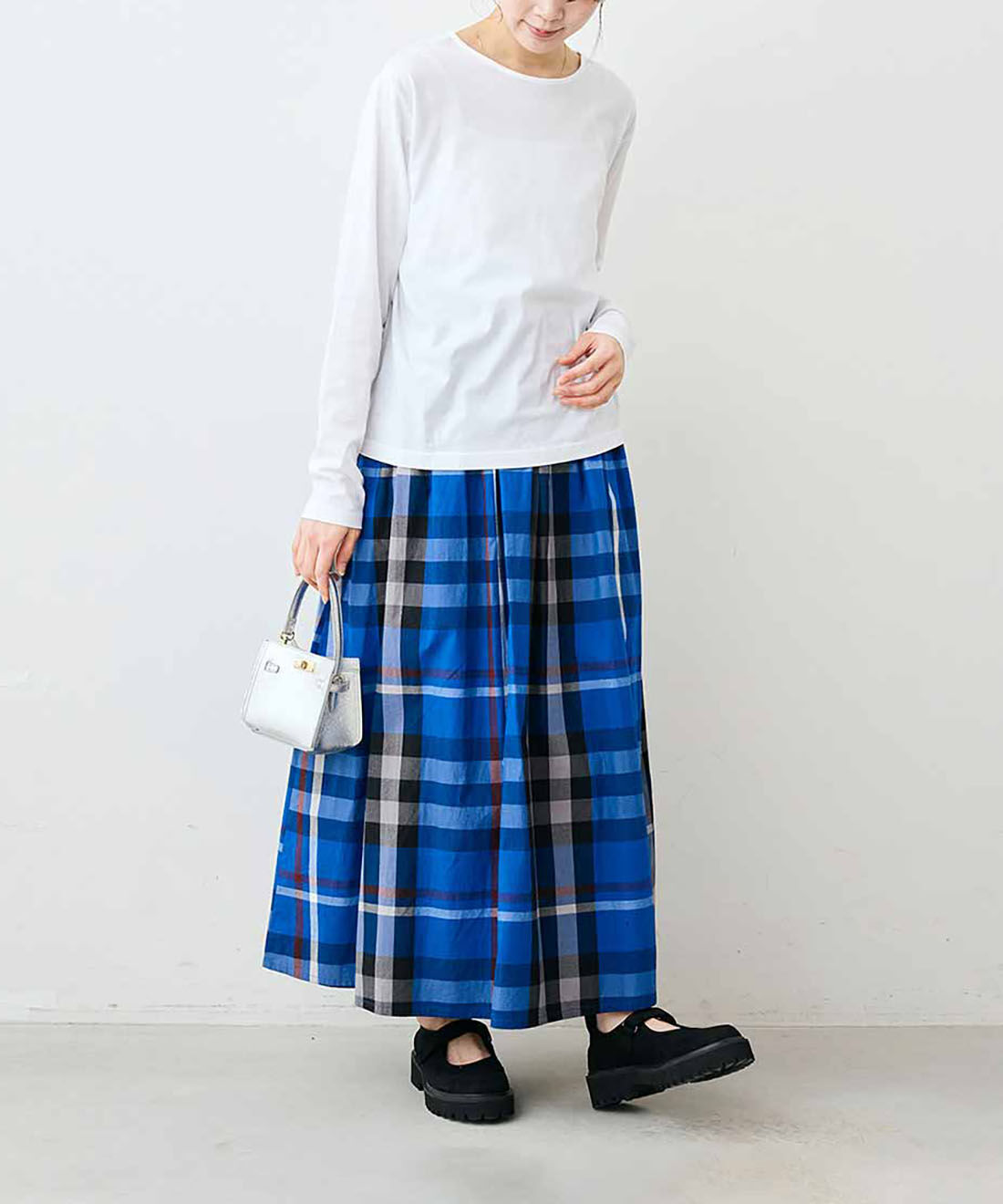 Live in  comfort|リブ イン コンフォート　パッと着るだけでサマになる トップス＆スカートセット〈アイボリー&times;ブルーチェック〉|モデル身長：163cm　着用サイズ：M　※スカートのみ着用