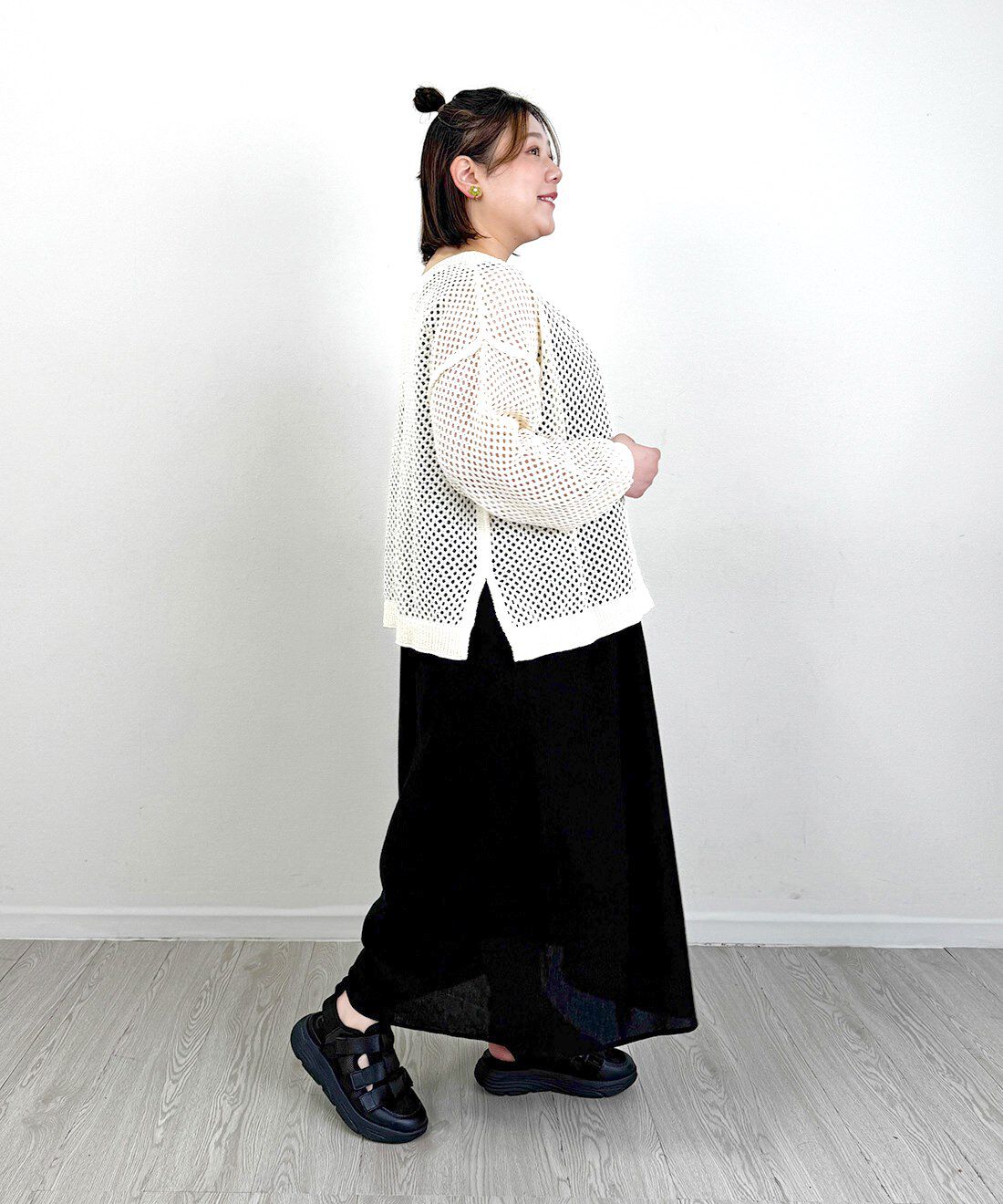 Live in  comfort|栞里ちゃん 楊柳 大人 ノースリーブ ワンピース ブラック 黒と前後ろ 大人 透かし編み 麻混 ニット カーディガン アイボリー 白のコーディネート