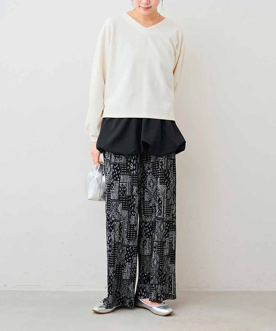 Live in  comfort|リブ イン コンフォート　驚くほどの伸びやかさで とってもらくちんな プリーツ素材のワイドパンツ〈ブラックペイズリー〉|モデル身長：163cm　着用サイズ：MT