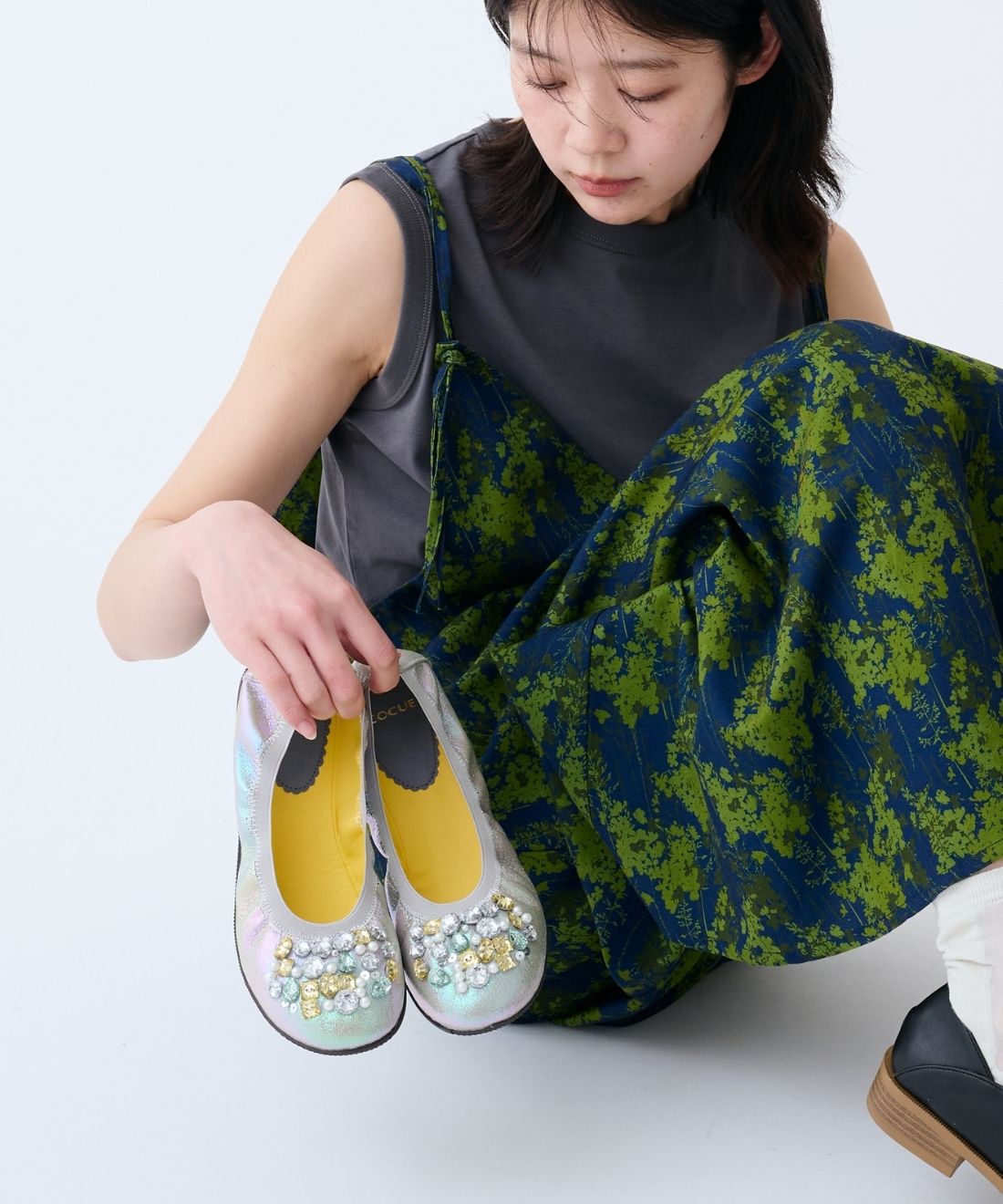Live in  comfort|COCUE&times;リブ イン コンフォート　歩きやすくて主役級に華やかなきらきらビジューフラットパンプス〈シャイニーグレー〉
