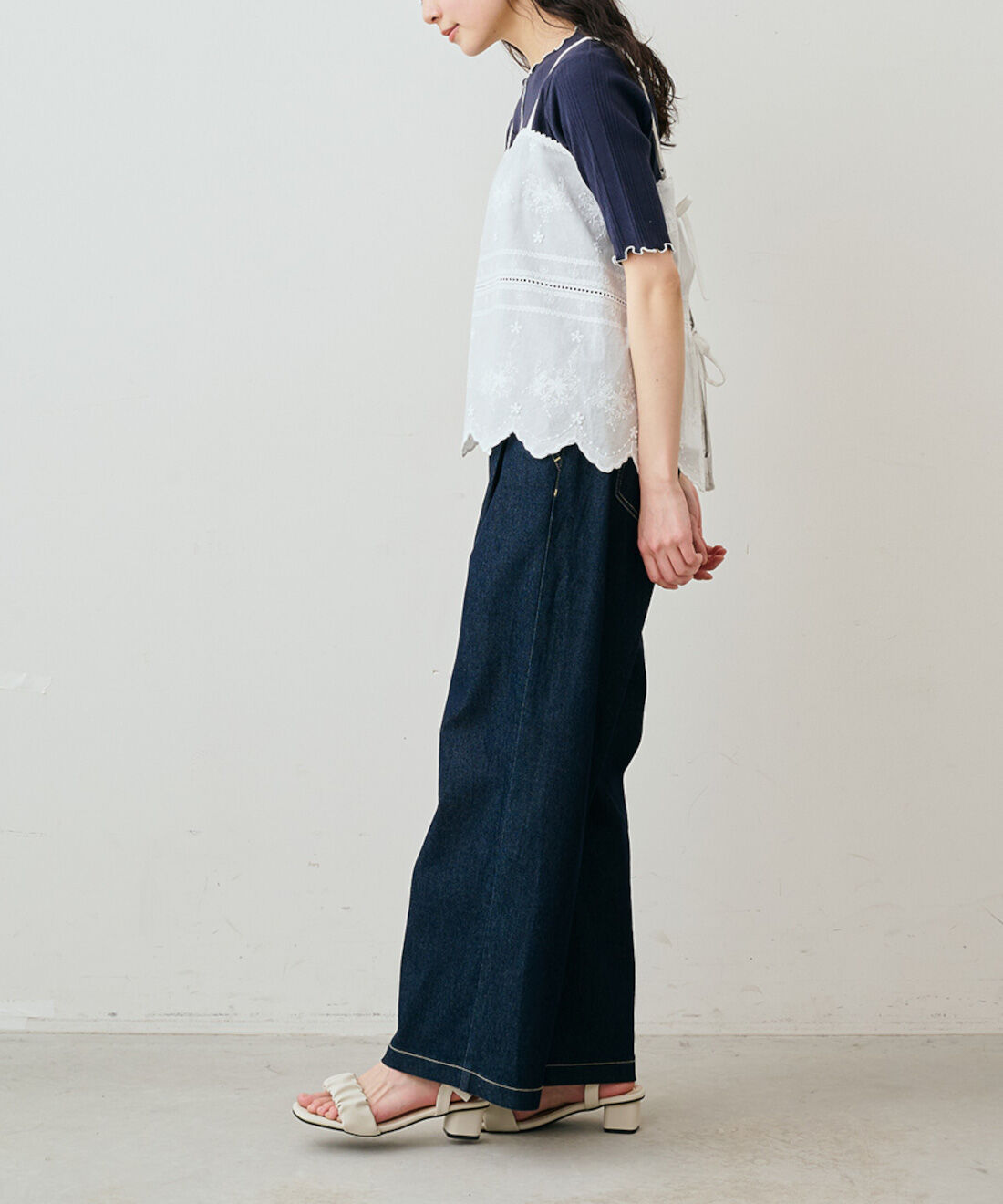 Live in comfort［リブインコンフォート］|リブ イン コンフォート　人気スタイリスト 石上 美津江さんとつくった スカラップレースのキャミソールビスチェ〈オフホワイト〉|モデル身長：162cm　着用サイズ：M