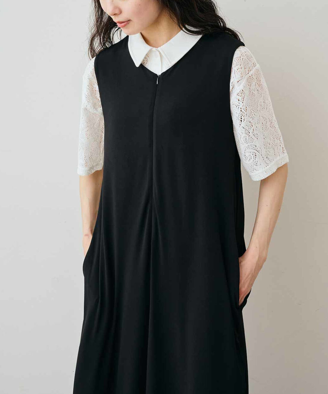 Live in  comfort|リブ イン コンフォート　ぐいーっと伸びる 華やかレースがほどよく映える 衿付きトップス〈ホワイト〉