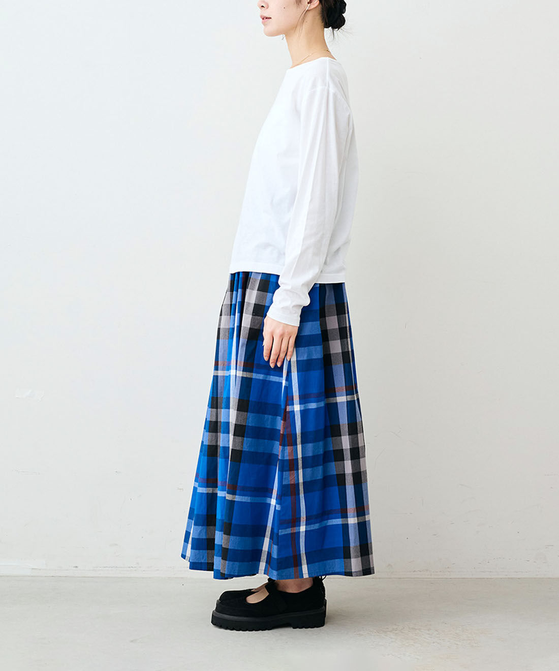Live in  comfort|リブ イン コンフォート　パッと着るだけでサマになる トップス＆スカートセット〈アイボリー&times;ブルーチェック〉|モデル身長：163cm　着用サイズ：M　※スカートのみ着用
