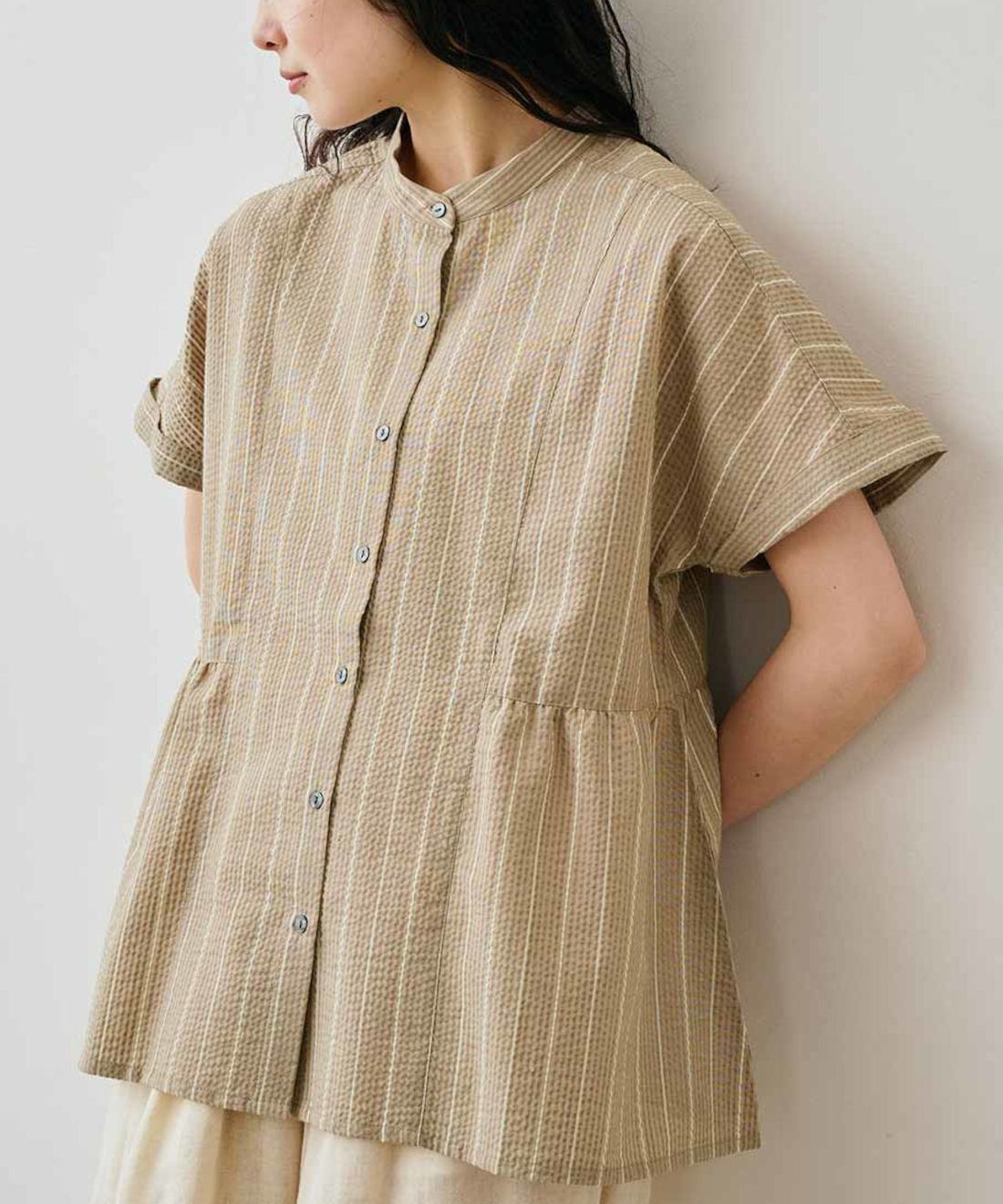 Live in  comfort|リブ イン コンフォート　サッカー素材がさらりと肌心地のよい 華やかなストライプブラウス〈ベージュ〉