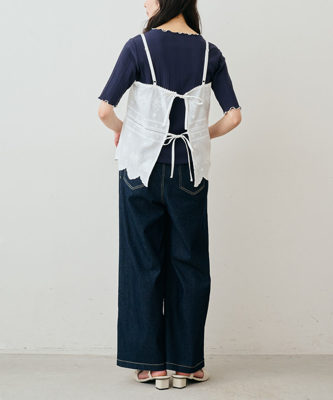 Live in comfort［リブインコンフォート］|リブ イン コンフォート　人気スタイリスト 石上 美津江さんとつくった スカラップレースのキャミソールビスチェ〈オフホワイト〉|モデル身長：162cm　着用サイズ：M