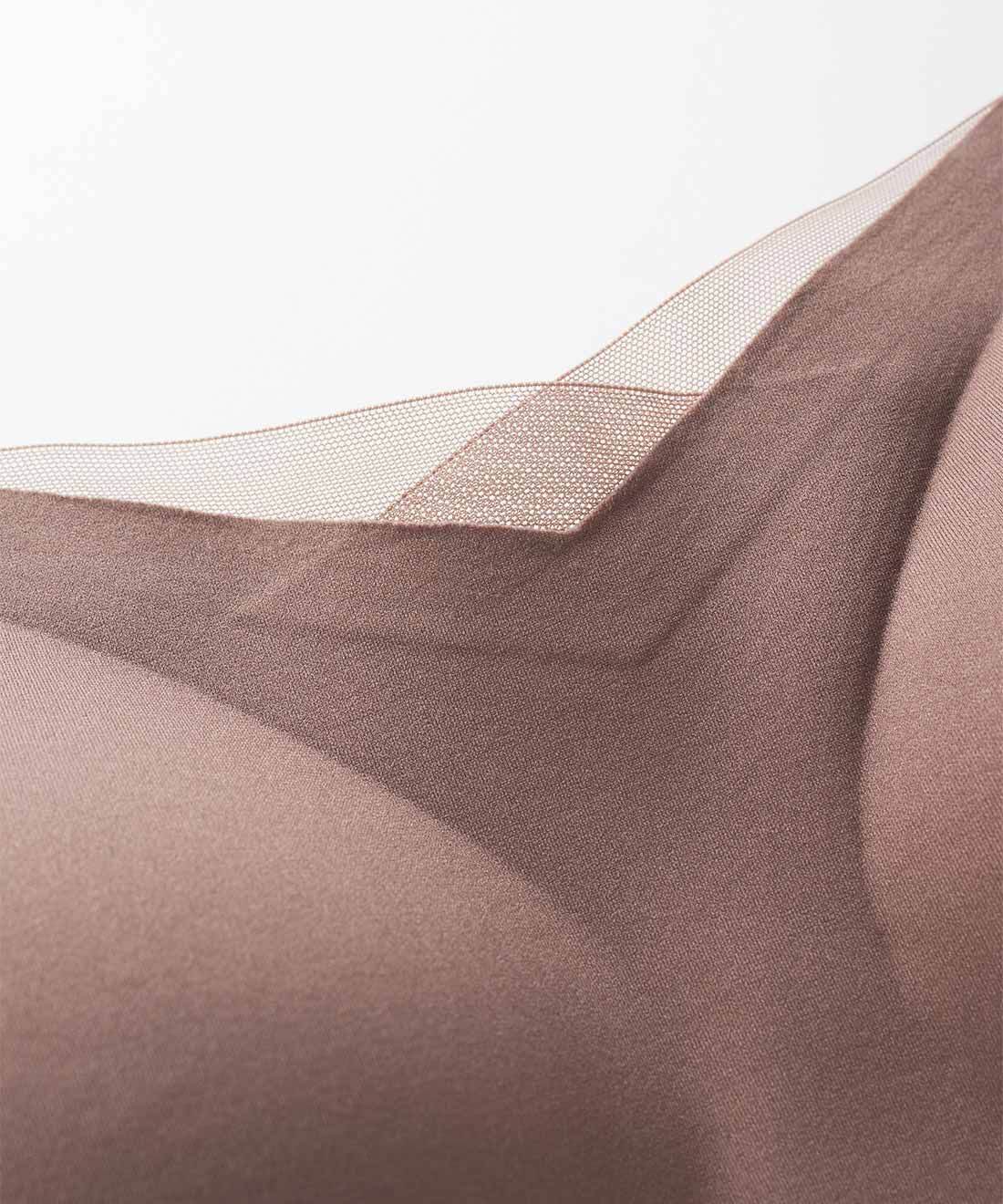 flufeel|ぴたっと吸い付く感覚 胸もとシアーで抜け感を生む ピタモッチブラキャミの会|胸もとをきれいに見せるラインと抜け感を生むパワーネット。
