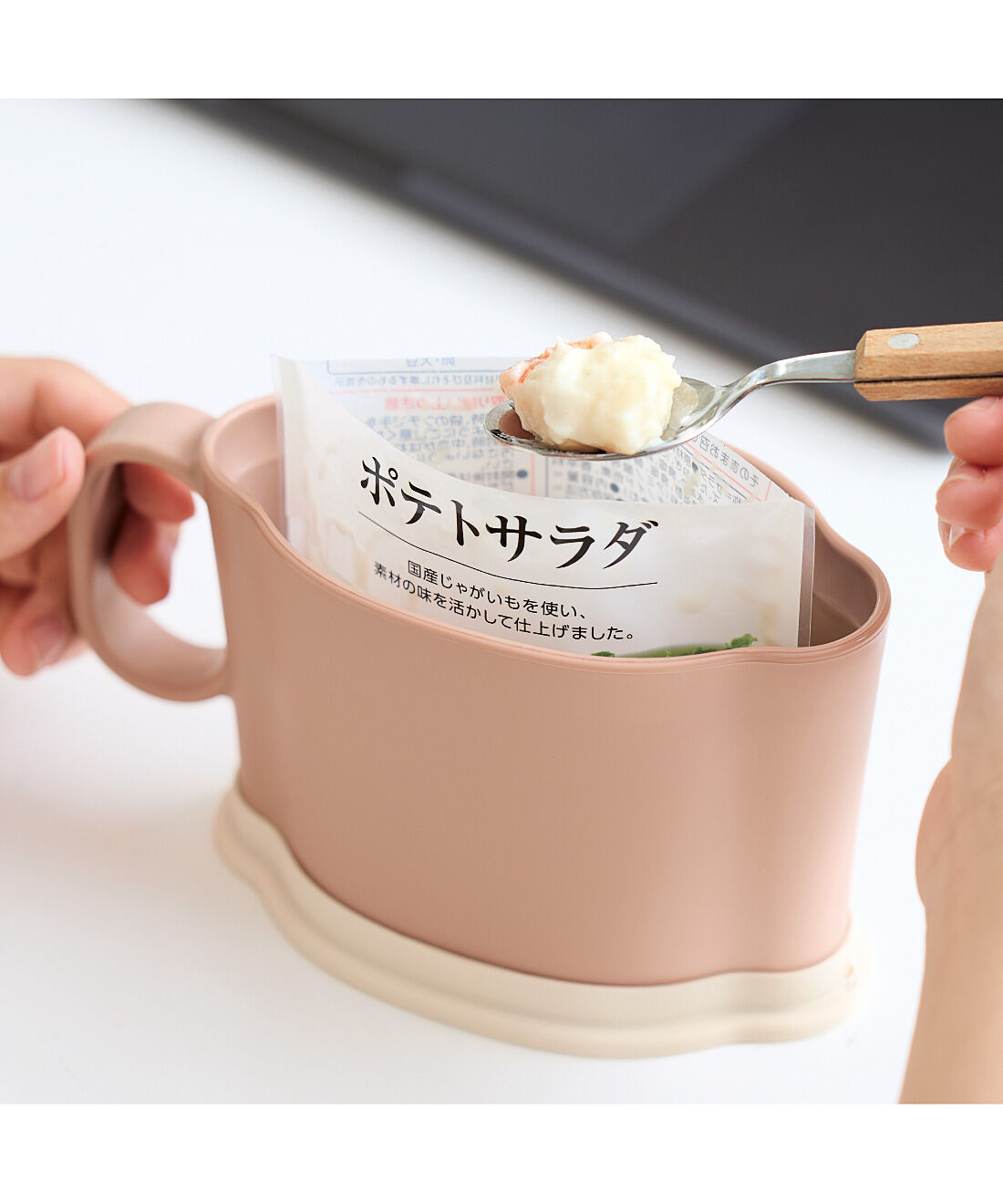 フェリシモの雑貨 Kraso|レンジであたためそのまま食卓へ　レトルトパウチ用ミールマグの会|パウチに入ったサラダも立てて食べられます。