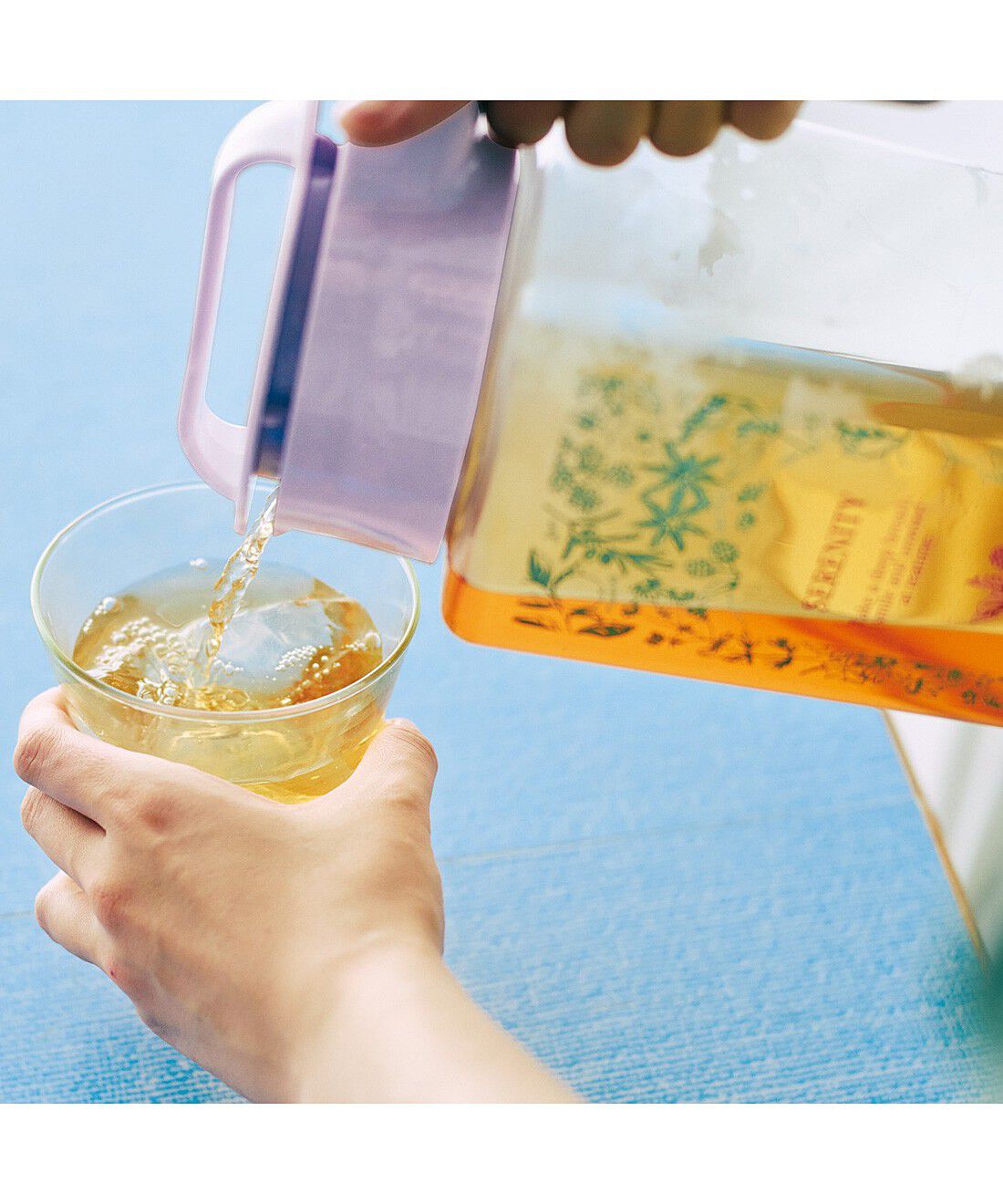 フェリシモの雑貨 Kraso|エスキューブキッチンズ　ドアポケットにスマートフィット　食卓をやさしく彩る　スクエアピッチャー|「ちょっとひと息入れて、笑顔あふれるティータイムを楽しみましょう」のメッセージ入り。