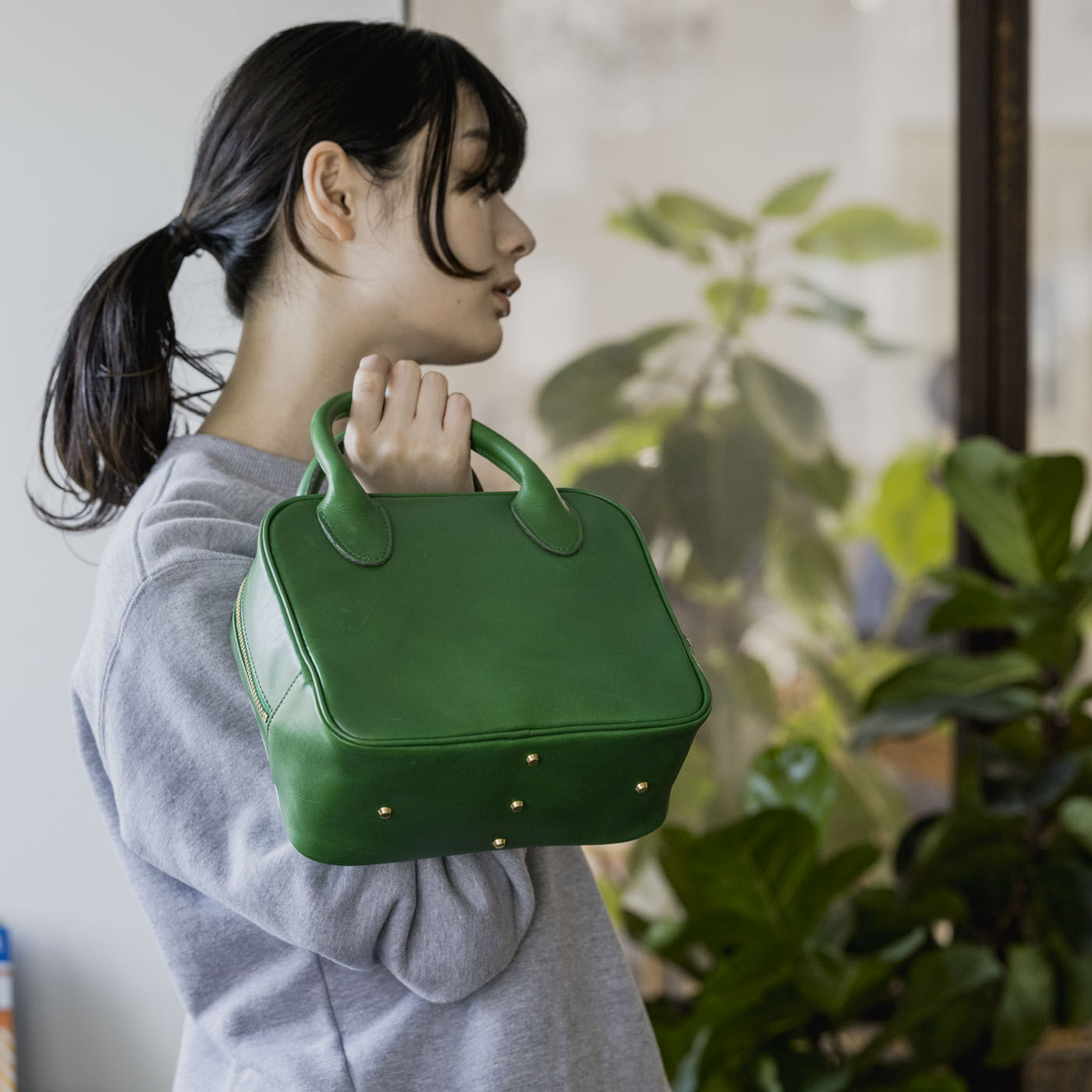 フェリシモの雑貨 Kraso|プランナー山猫と鞄デザイナーが作った 職人本革のカレバッグ〈シーウィードグリーン〉[本革 鞄：日本製]