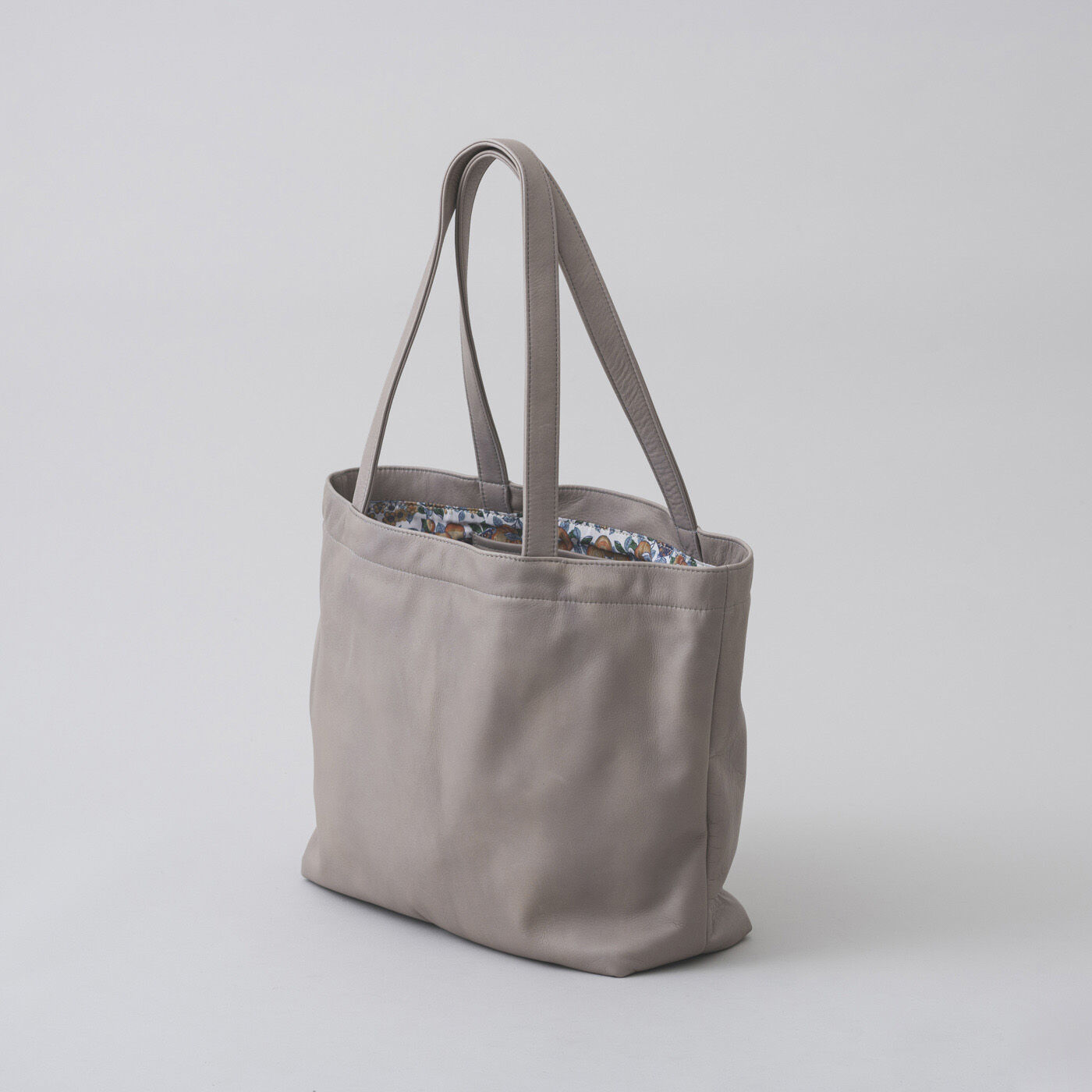 フェリシモの雑貨 Kraso|コーディネーターSAYAと作った 職人本革の花柄シンプルトート〈ライトグレー〉[本革 鞄：日本製]