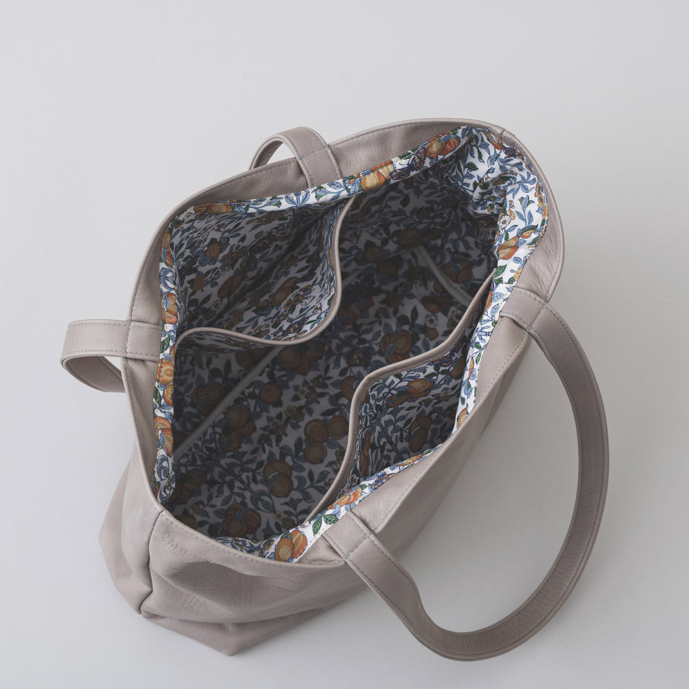 フェリシモの雑貨 Kraso|コーディネーターSAYAと作った 職人本革の花柄シンプルトート〈ライトグレー〉[本革 鞄：日本製]