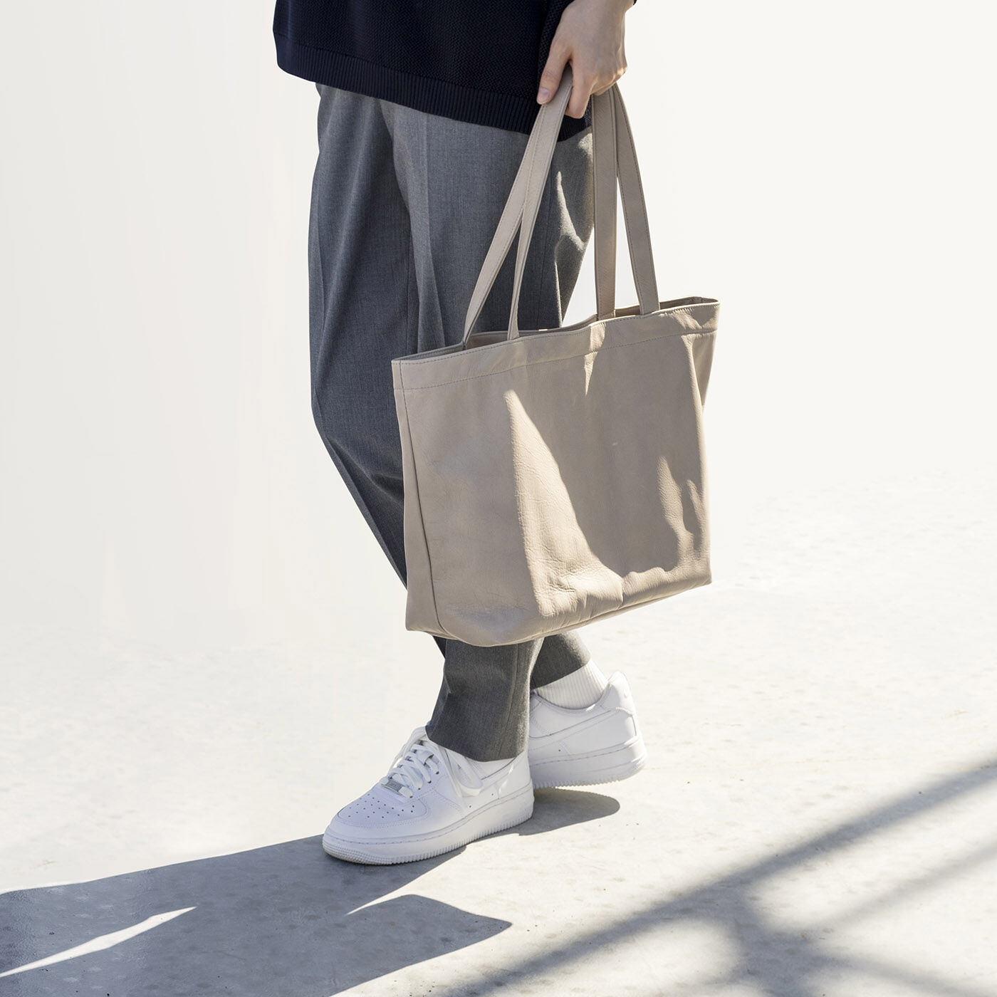 フェリシモの雑貨 Kraso|コーディネーターSAYAと作った 職人本革の花柄シンプルトート〈ライトグレー〉[本革 鞄：日本製]