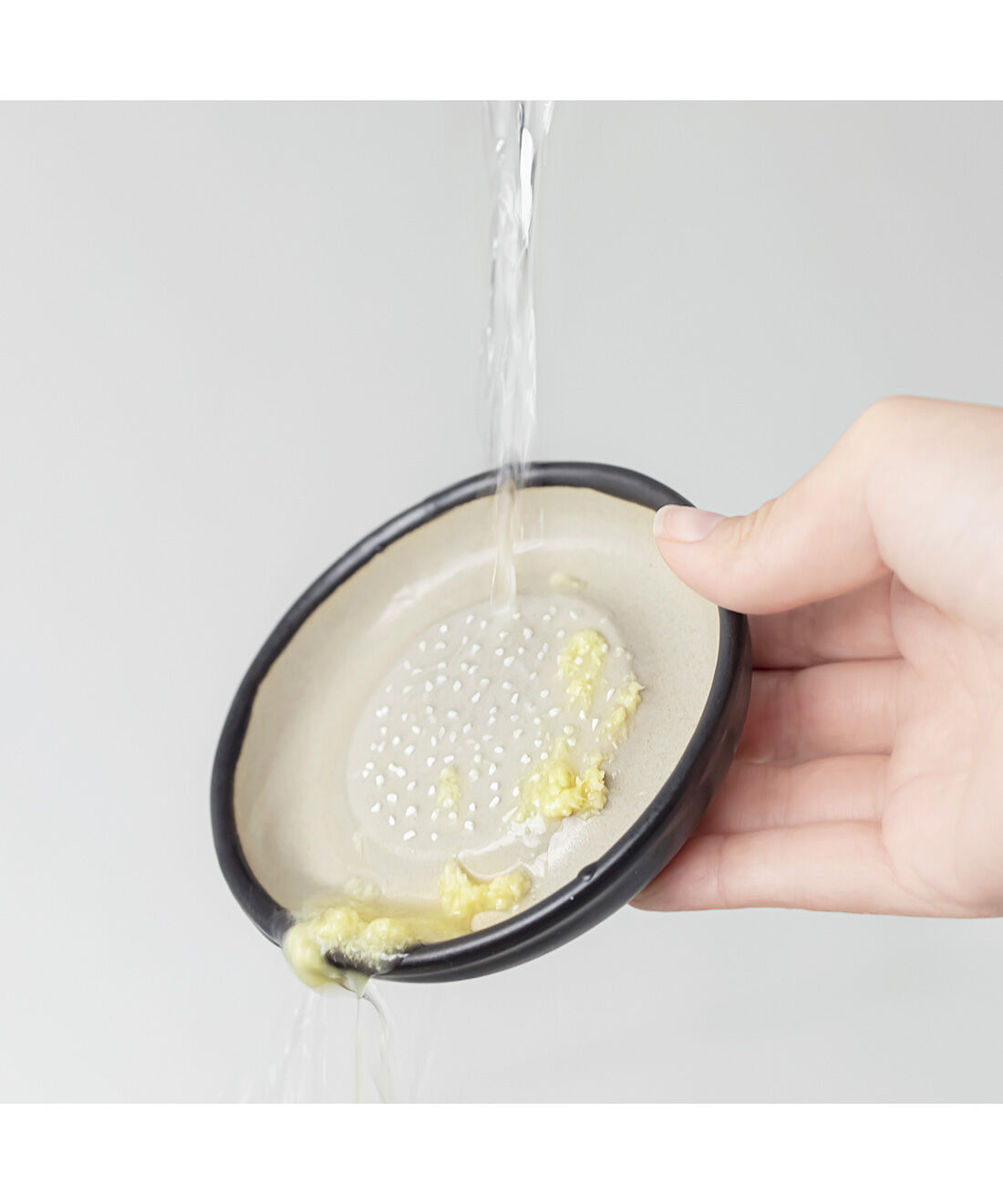 フェリシモの雑貨 Kraso|ハレとケ 石見焼 おろし器〈小/白〉|食べ物の繊維がセラミックに絡みにくく、洗い流しもらくちん。（画像は〈黒〉です。）