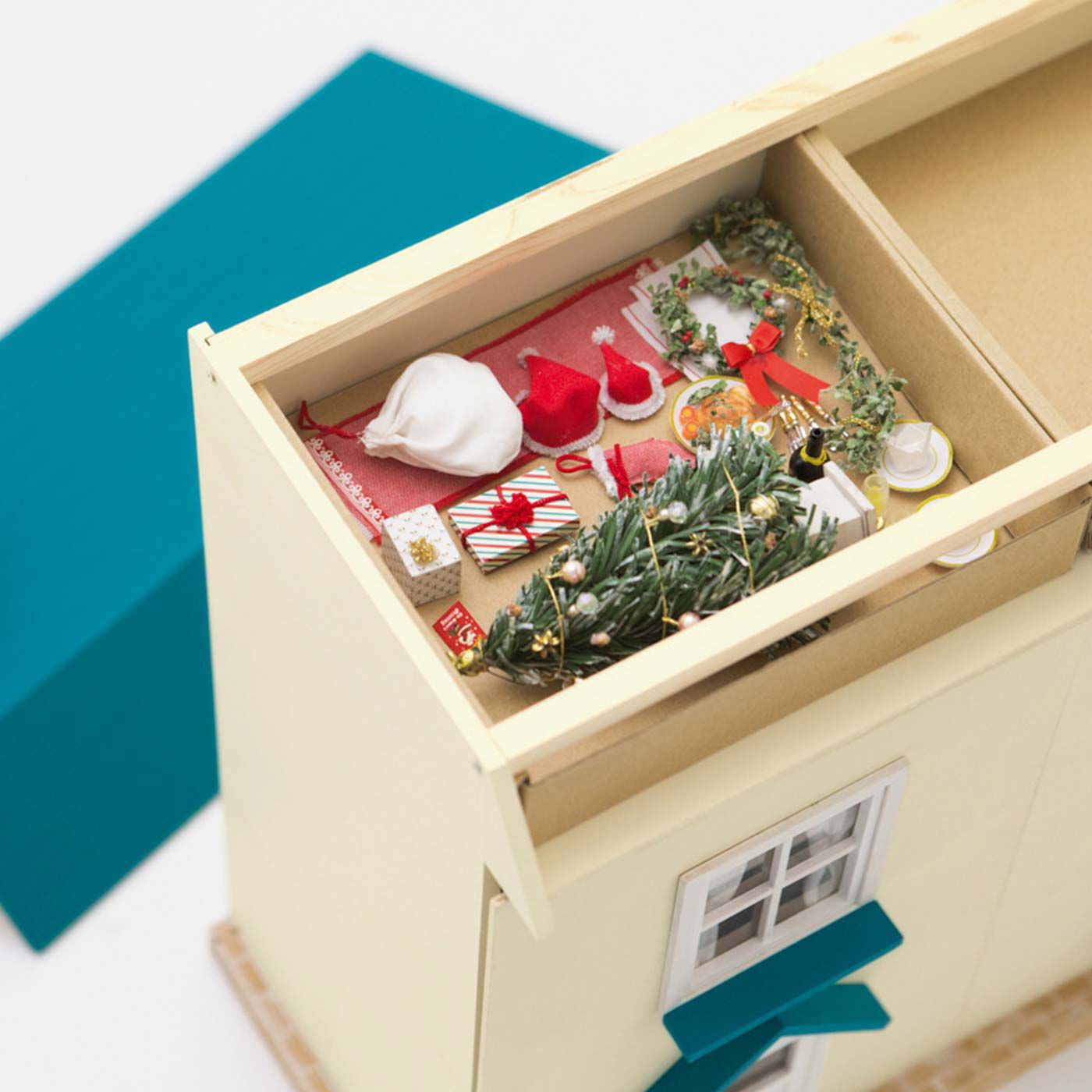 クチュリエ|四季の訪れを楽しむ　青い屋根のシャビーシック風ドールハウス|本物のおうちみたいにデコレーションアイテムは屋根裏に収納できます。