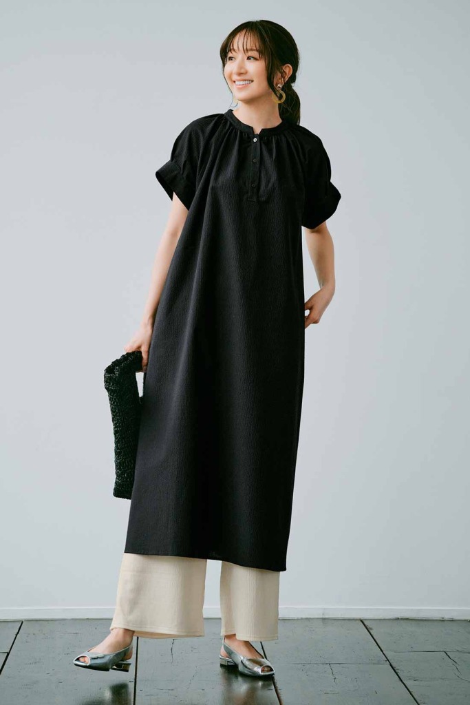 シャツワンピースとワイドパンツのレイヤードコーデ