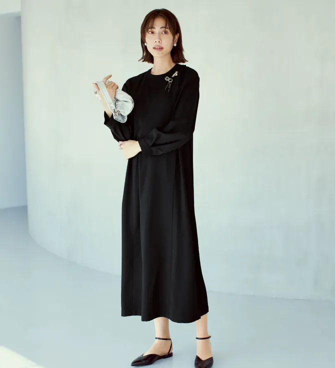フロントファスナーではいてサっと着られる！美しい黒が続く黒原着素材で作ったブラックワンピース〈ブラック〉