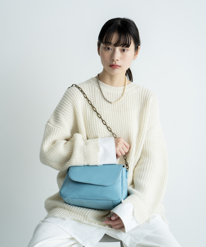 
職人本革のチェーンバッグ〈アザーブルー〉
