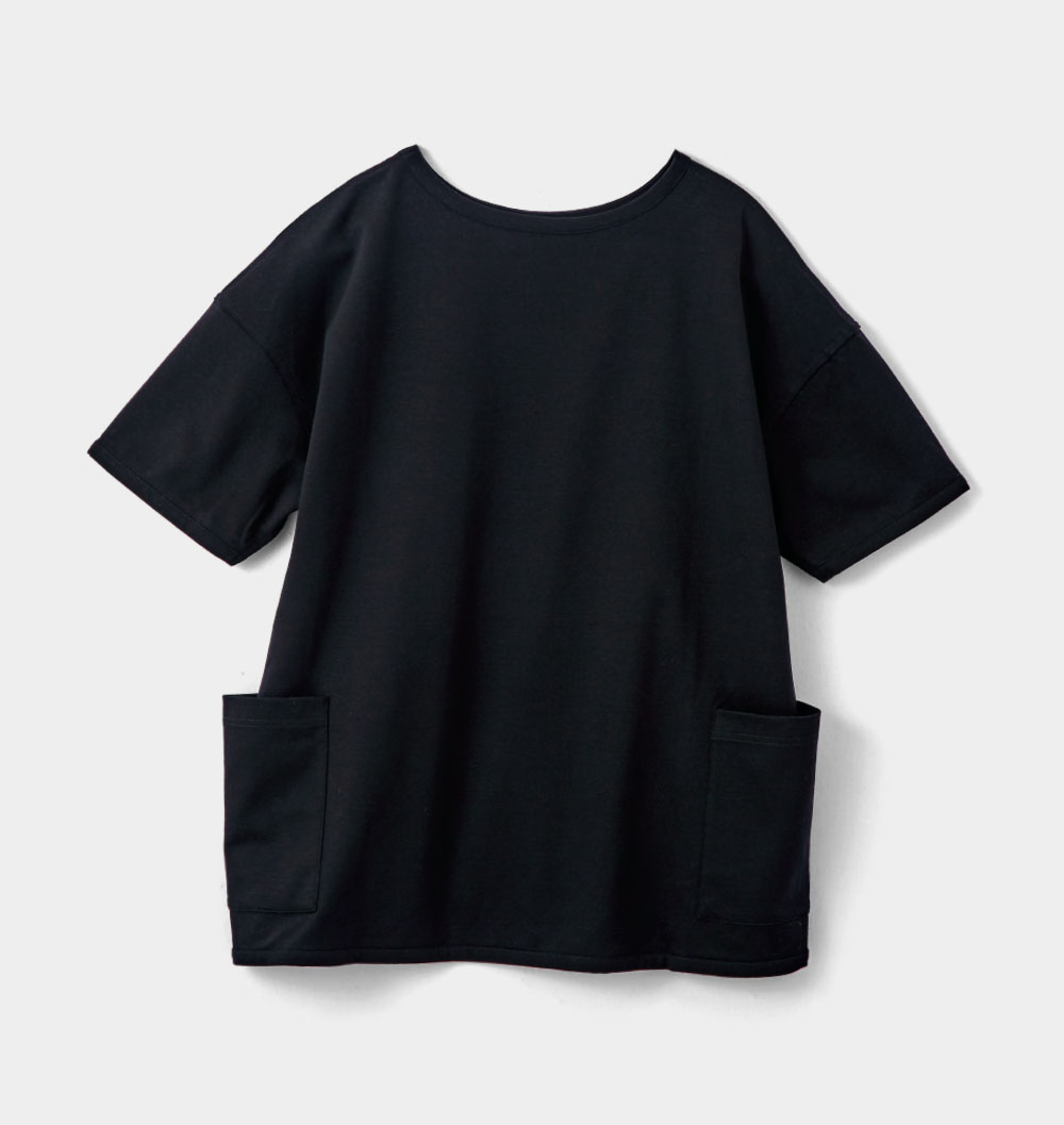 商品１　きれい見えポケットシャツ　 前後・裏表をくるりと返しても同じ着こなし。