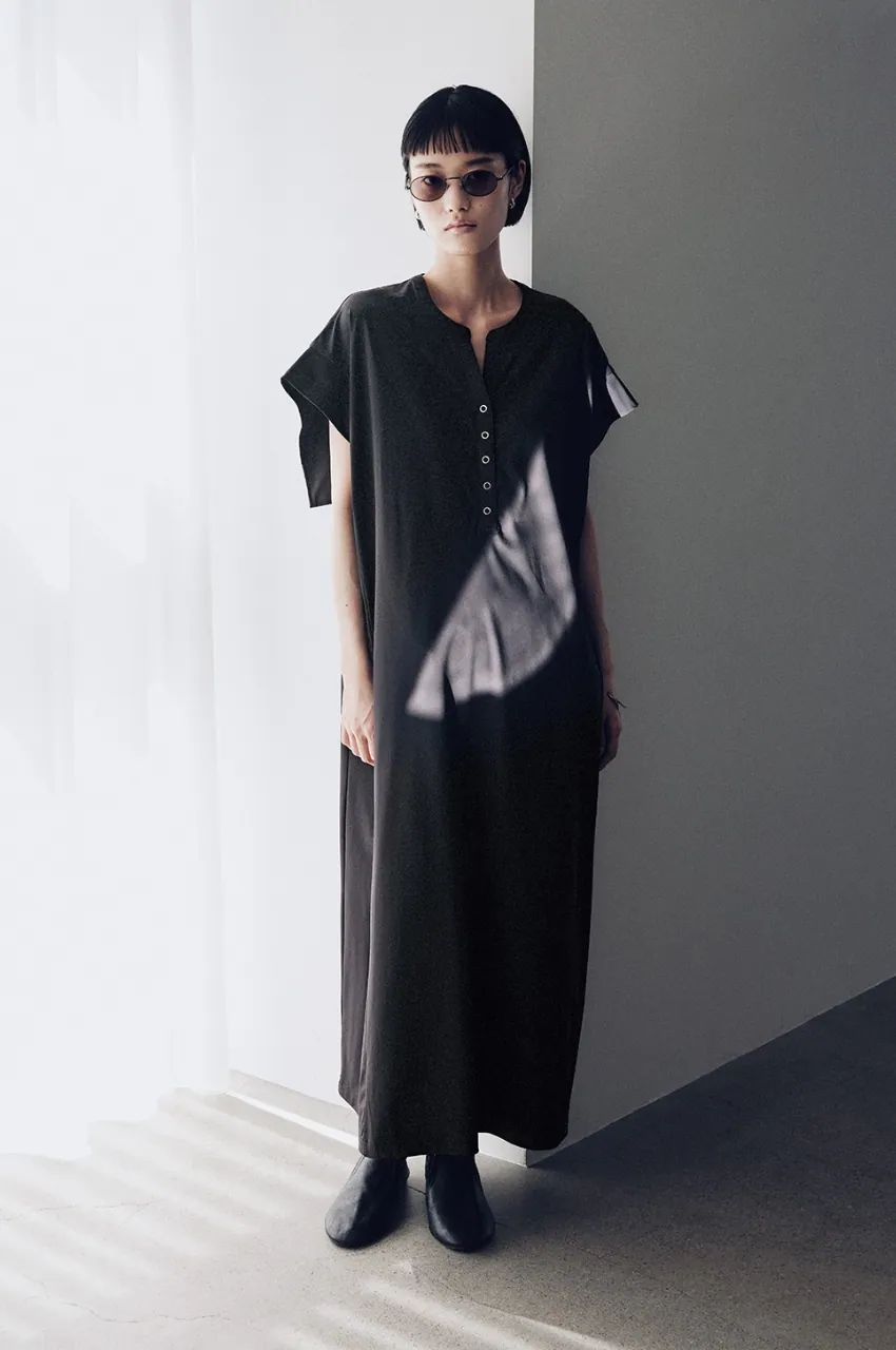 「SUN GUARD®」接触冷感 ヘンリーデザインワンピ〈ブラック〉 &yen;6,490 (in tax)